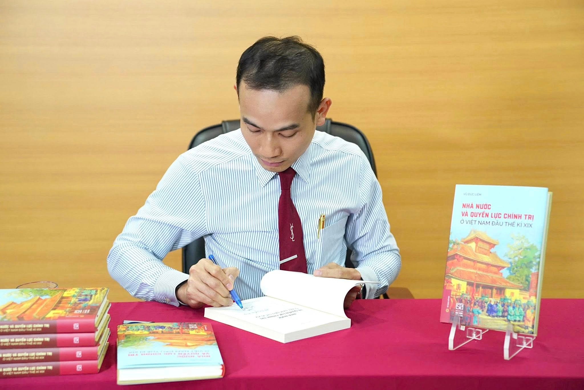 Tác giả Vũ Đức Liêm ký tặng sách cho độc giả.
