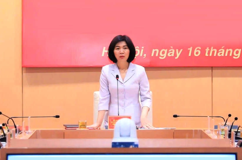 La presidente del Consiglio popolare della città di Hanoi, Phung Thi Hong Ha, conclude la riunione. -anh-quang-thai.jpg