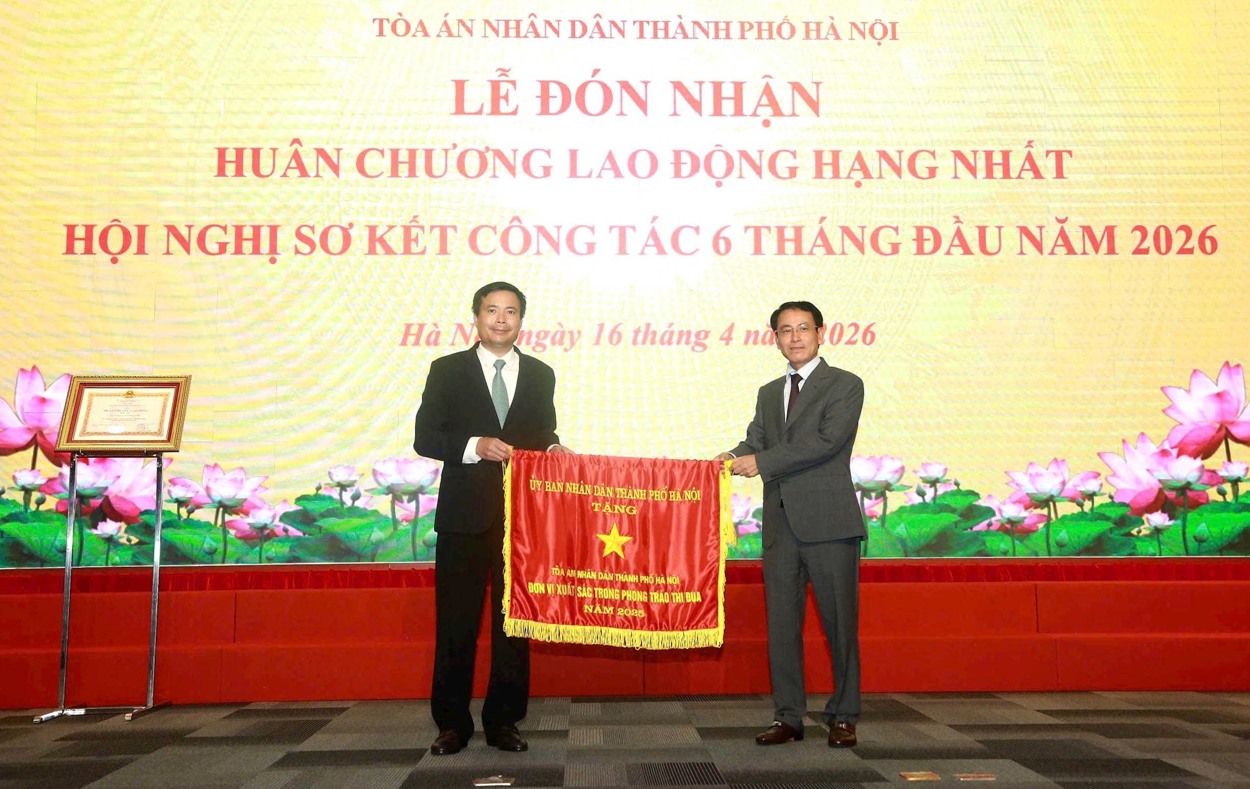 Il vicesegretario del Comitato permanente del Comitato popolare di Hanoi, Nguyen Trong Dong, promuove il 