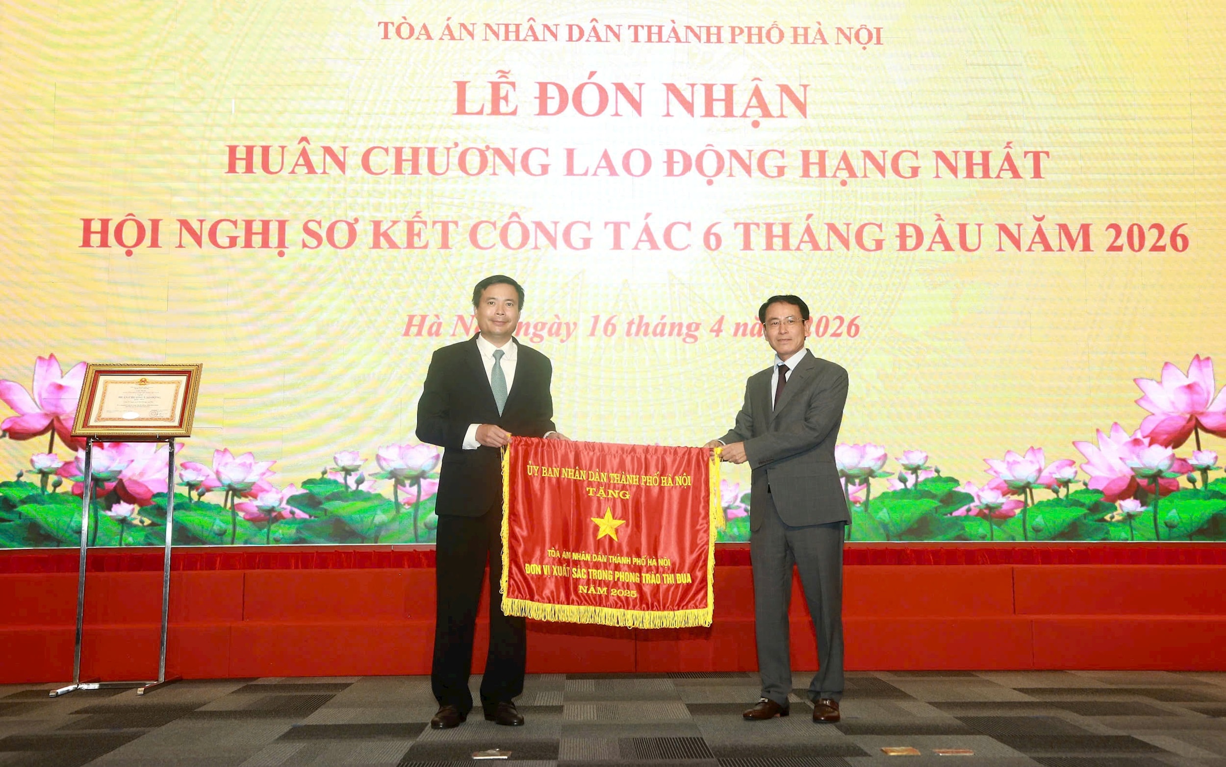 ta-a-dong-co-thi-dua-.jpg