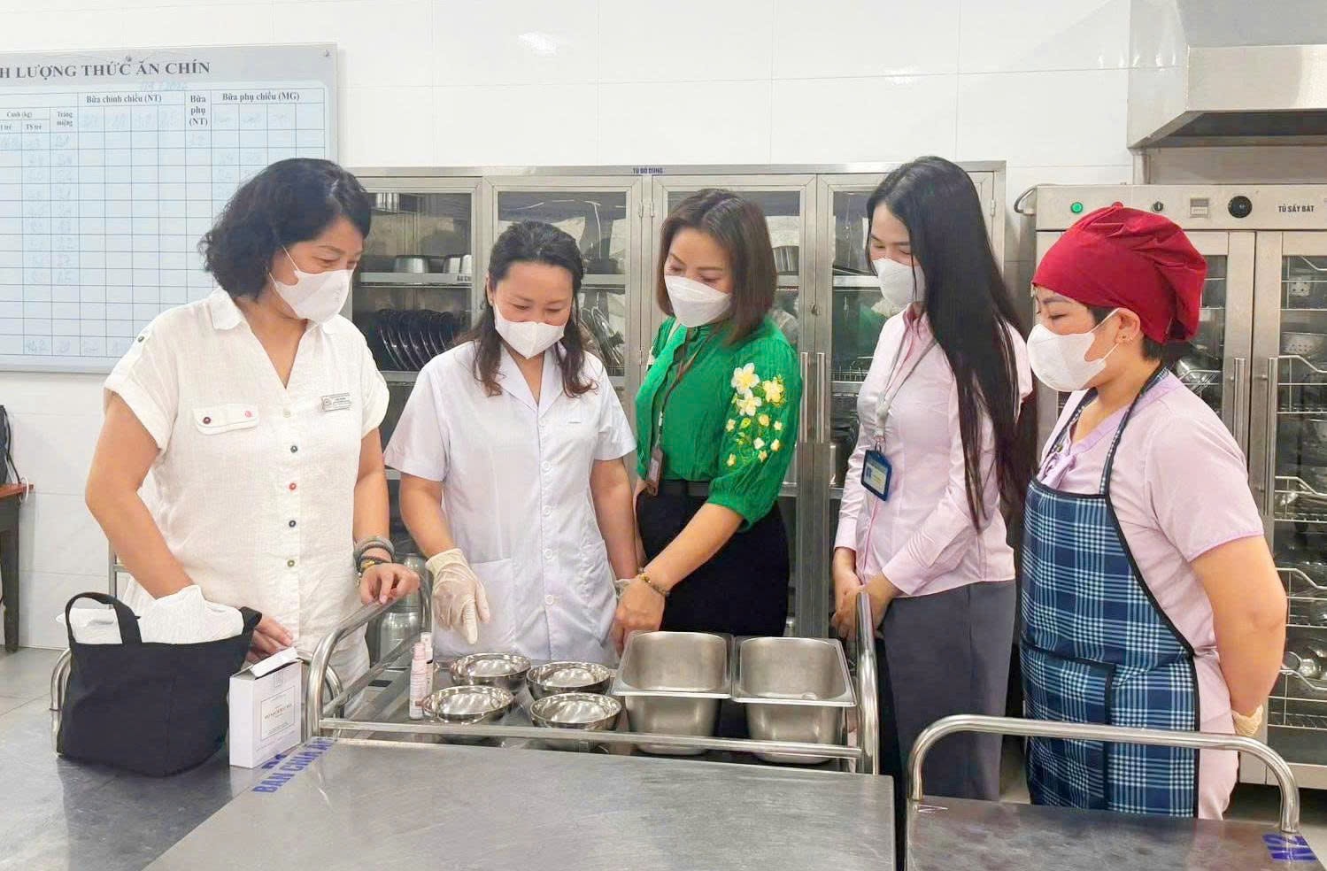 Đoàn kiểm tra liên ngành kiểm tra vệ sinh an toàn thực phẩm tại các trường trên địa bàn phường Đống Đa. Ảnh Hoa Thành