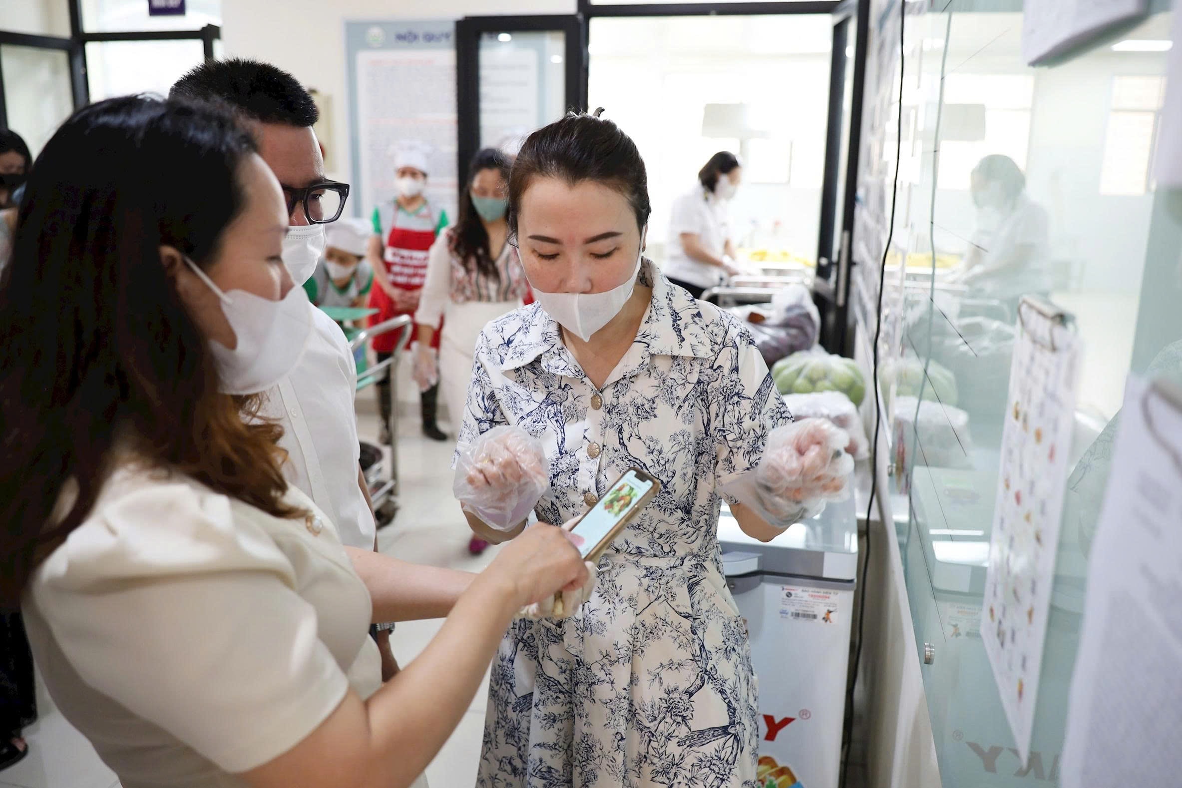 Đoàn kiểm tra liên ngành kiểm tra vệ sinh an toàn thực phẩm tại các trường trên địa bàn phường Đống Đa. Ảnh Hoa Thành