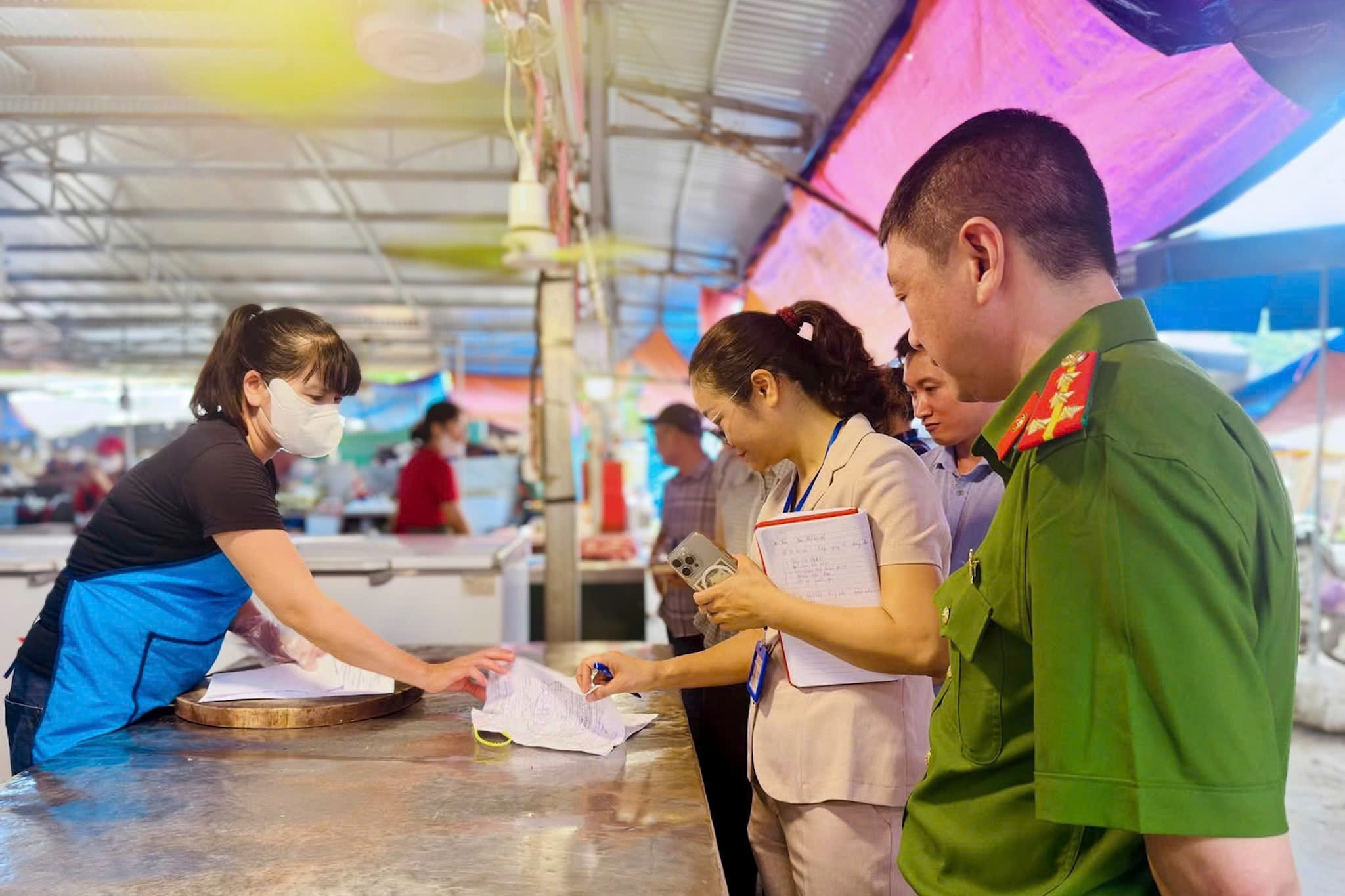 Đoàn kiểm tra liên ngành kiểm tra công tác an toàn thực phẩm tại các chợ dân sinh trên địa bàn xã Nam Phù. Ảnh: Phương Xuyến