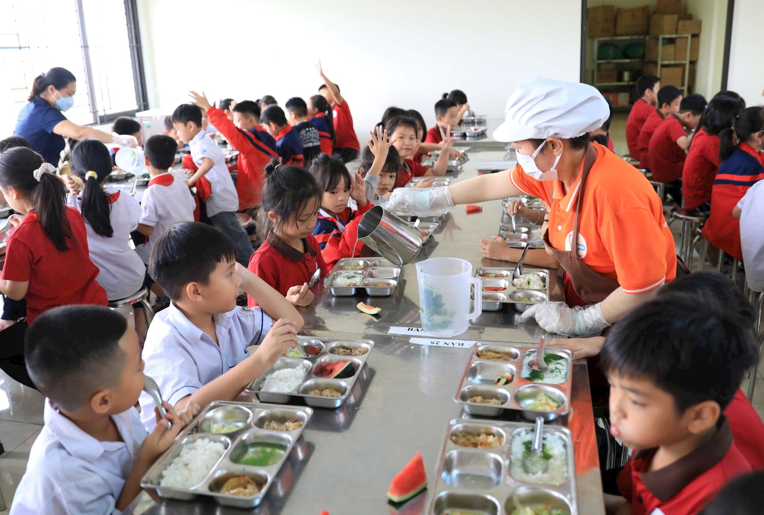 Bữa ăn bán trú của các học sinh Trường Tiểu học Đại Thịnh A (xã Quang Minh). Ảnh: Quang Thái