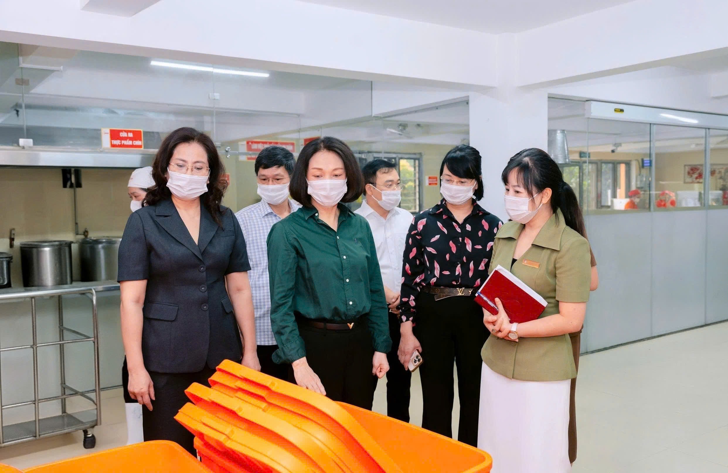 pho-chu-tich-ubnd-thanh-pho-ha-noi-vu-thu-ha-khao-sat-quy-trinh-van-hanh-bep-an-phuc-vu-hoc-sinh-ban-tru-tai-truong-tieu-hoc-doan-khue-phuong-viet-hung-thang-4-2026.-anh-pham-linh.jpg