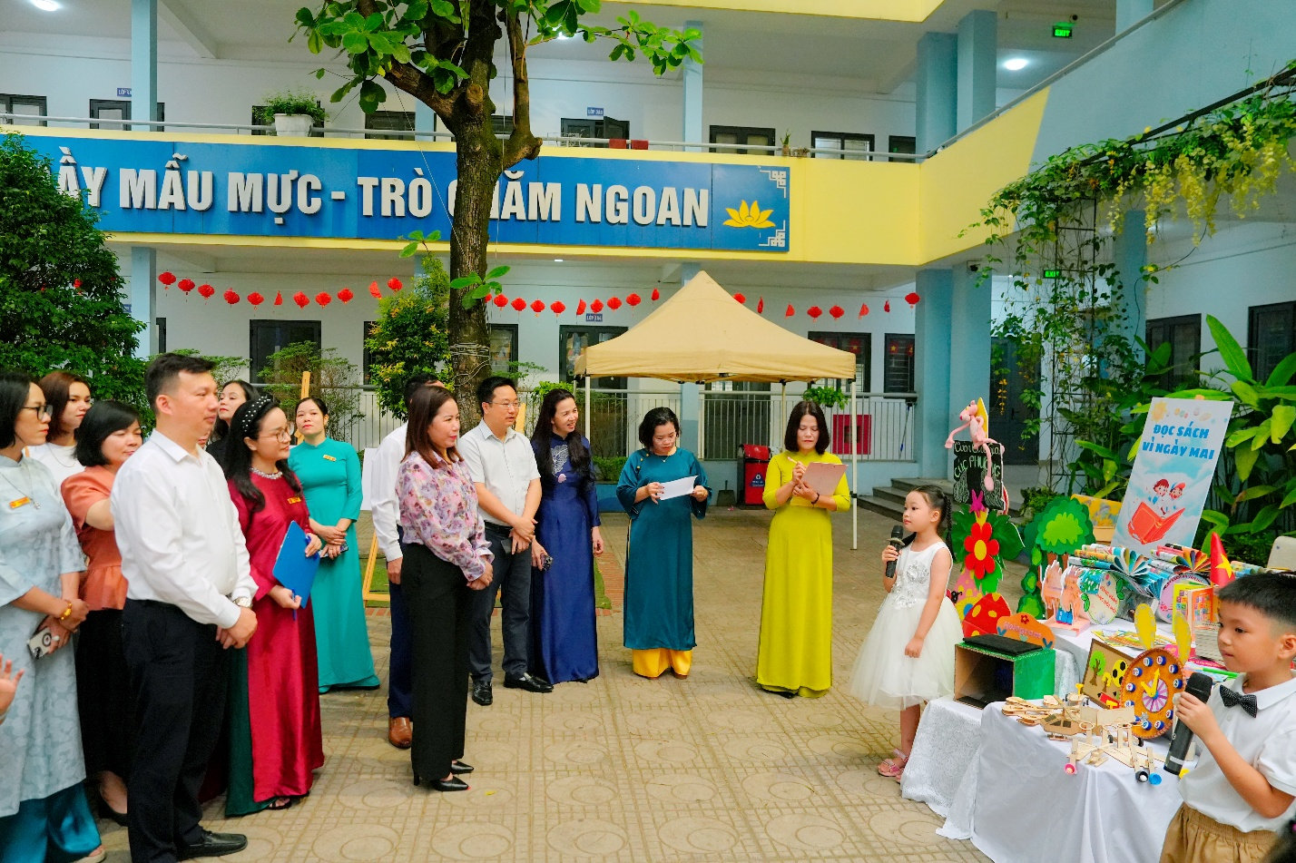 Các em học sinh với phần thi thuyết trình gian trưng bày sách nghệ thuật. Ảnh: Hoàng Anh