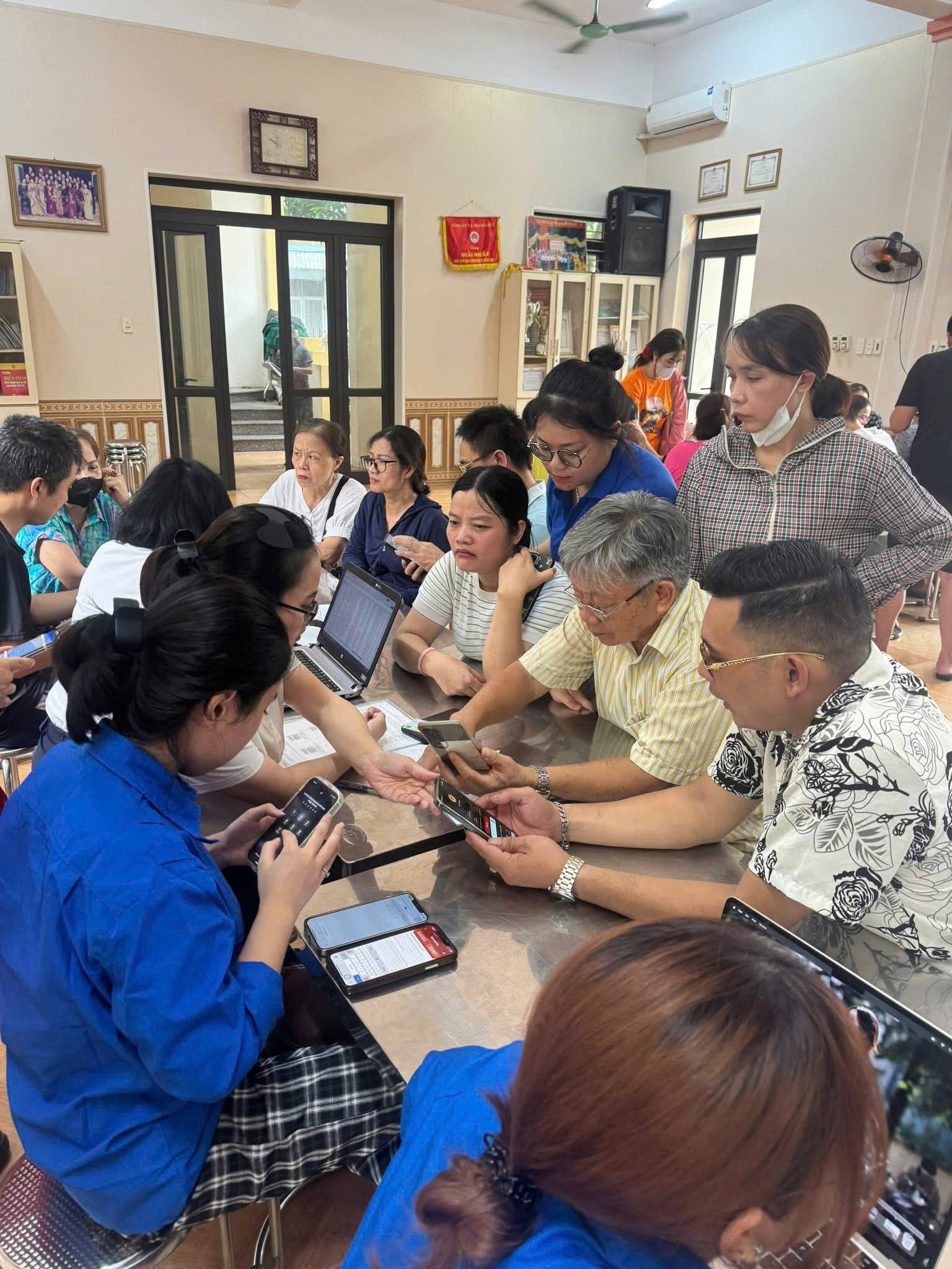 anh-5-cac-doan-vien-cam-tay-chi-viec.jpg