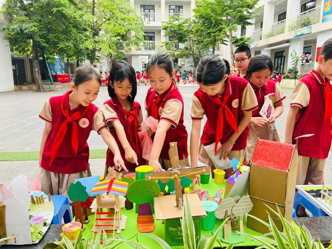 Trường Tiểu học Phương Liên tổ chức các hoạt động giáo dục tích hợp, tiêu biểu là Ngày hội Đọc sách – Mĩ thuật – STEM được ví như một “lớp học mở” quy mô lớn - Ảnh PV