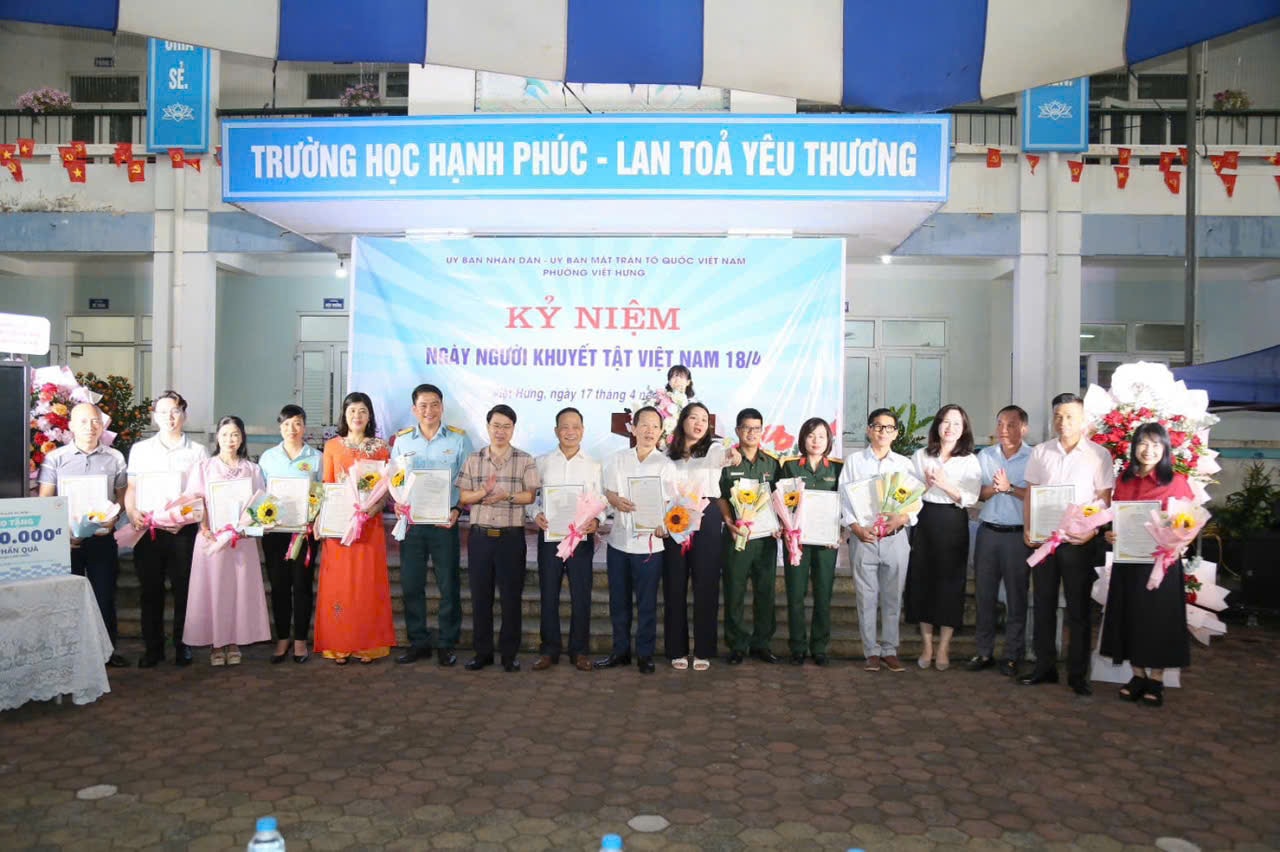 Các đại biểu đến dự chương trình kỷ niệm Ngày Người khuyết tật Việt Nam tại Trường PTCS Hy Vọng (phường Việt Hưng, Hà Nội). Ảnh: Phương Anh