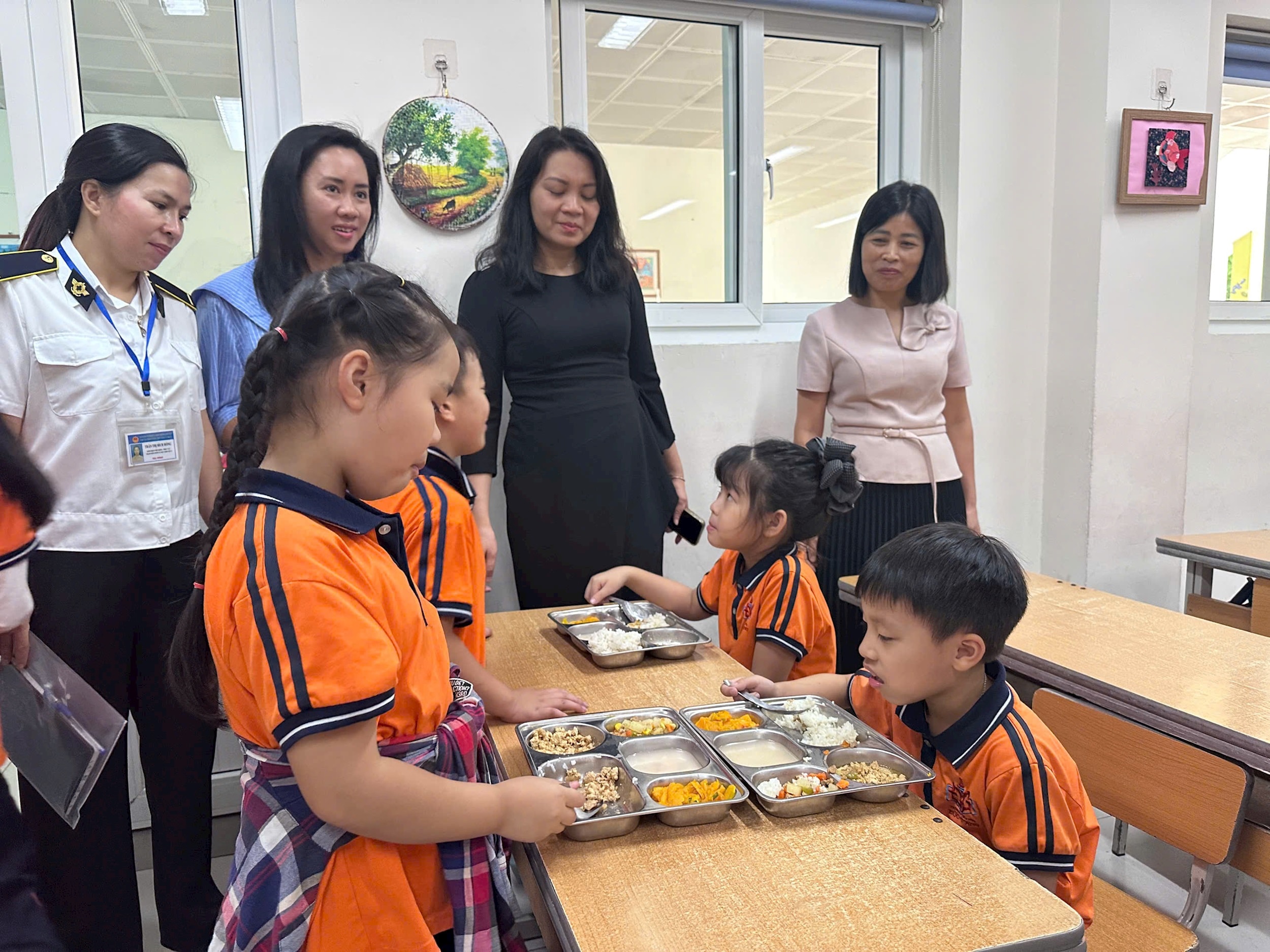Lãnh đạo phường Việt Hưng kiểm tra chất lượng bữa ăn bán trú học đương