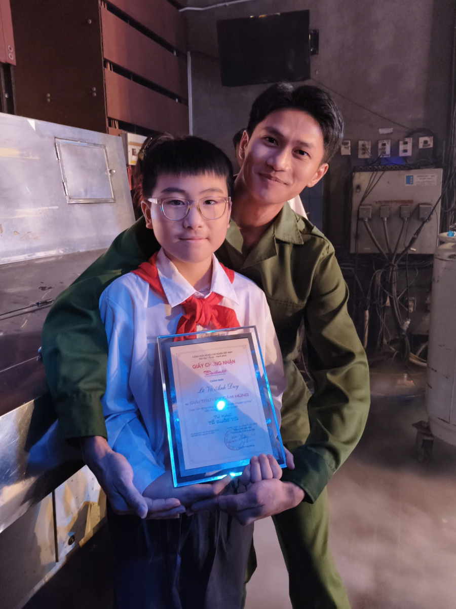Anh Duy đạt Giải Truyền cảm hứng cuộc thi “Viết tiếp câu chuyện tự hào” do Báo Đại đoàn kết tổ chức, chụp ảnh lưu niệm cùng hạc sĩ Nguyễn Hùng, tác giả ca khúc “ Còn gì đẹp hơn”. Ảnh: NT