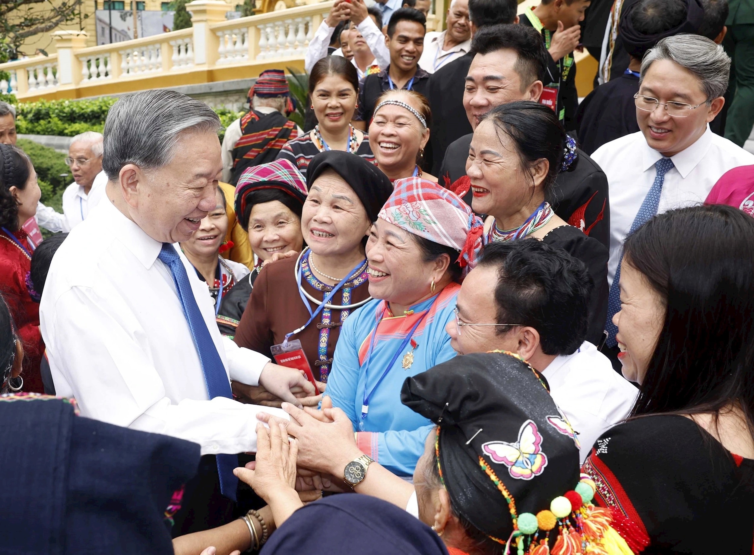 Il Segretario Generale del Presidente della Repubblica del Vietnam collabora con gli anziani dei villaggi e i capi dipartimento per premiare individui esemplari provenienti da tutto il paese. - immagine da ttxvn.jpg