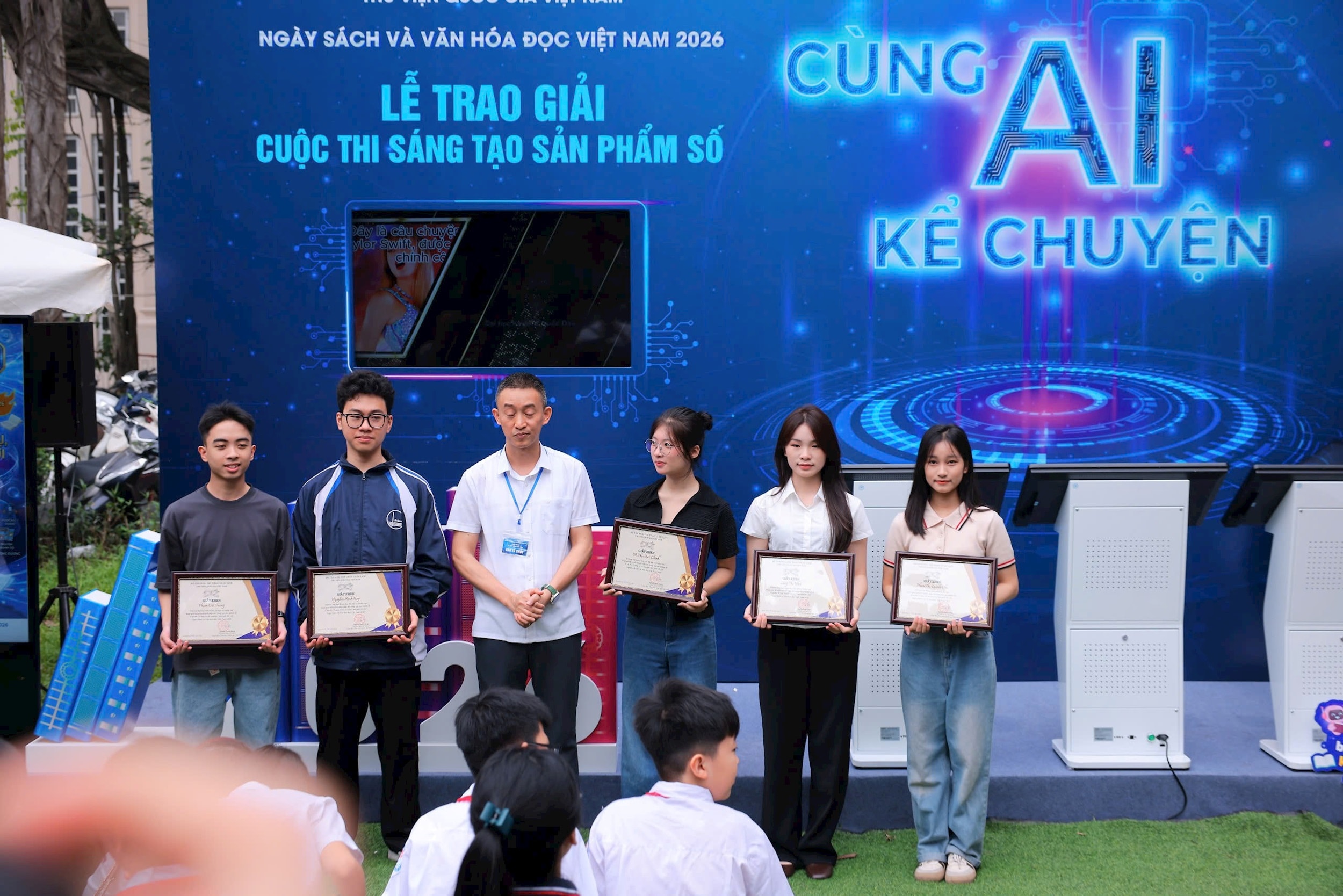 trao-giai-ai-ke-chuyen.jpg