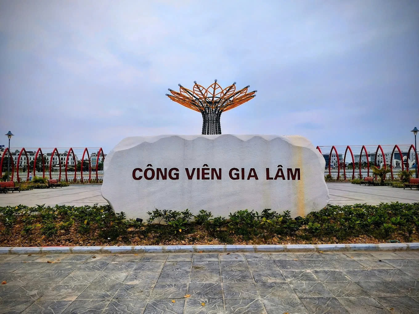 Công viên Gia Lâm là một không gian xanh có quy mô lớn phục vụ sinh hoạt cộng đồng, tổ chức sự kiện văn hóa – thể thao, một điểm đến tiềm năng của du lịch Gia Lâm.