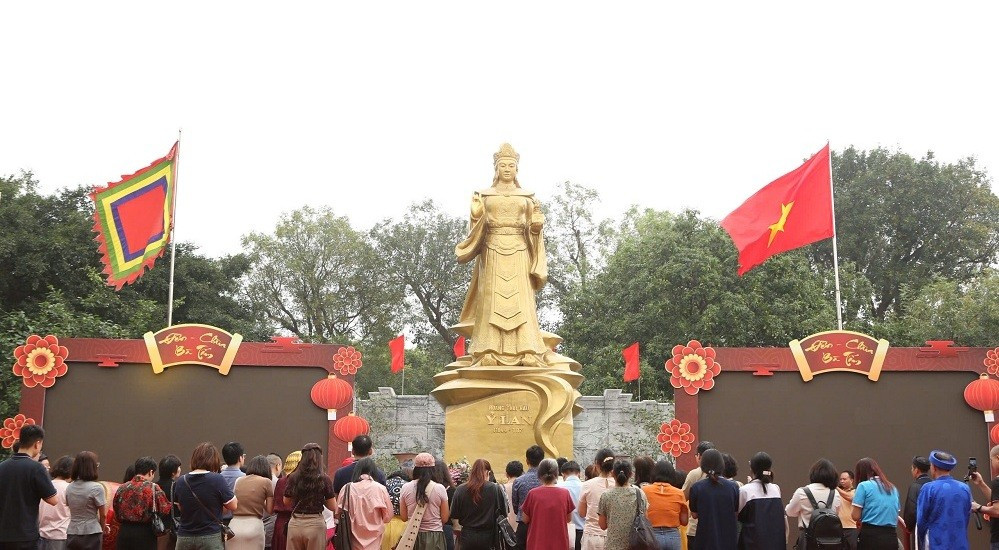 nguoi-dan-chiem-bai-tai-den-chua-ba-tam.jpeg