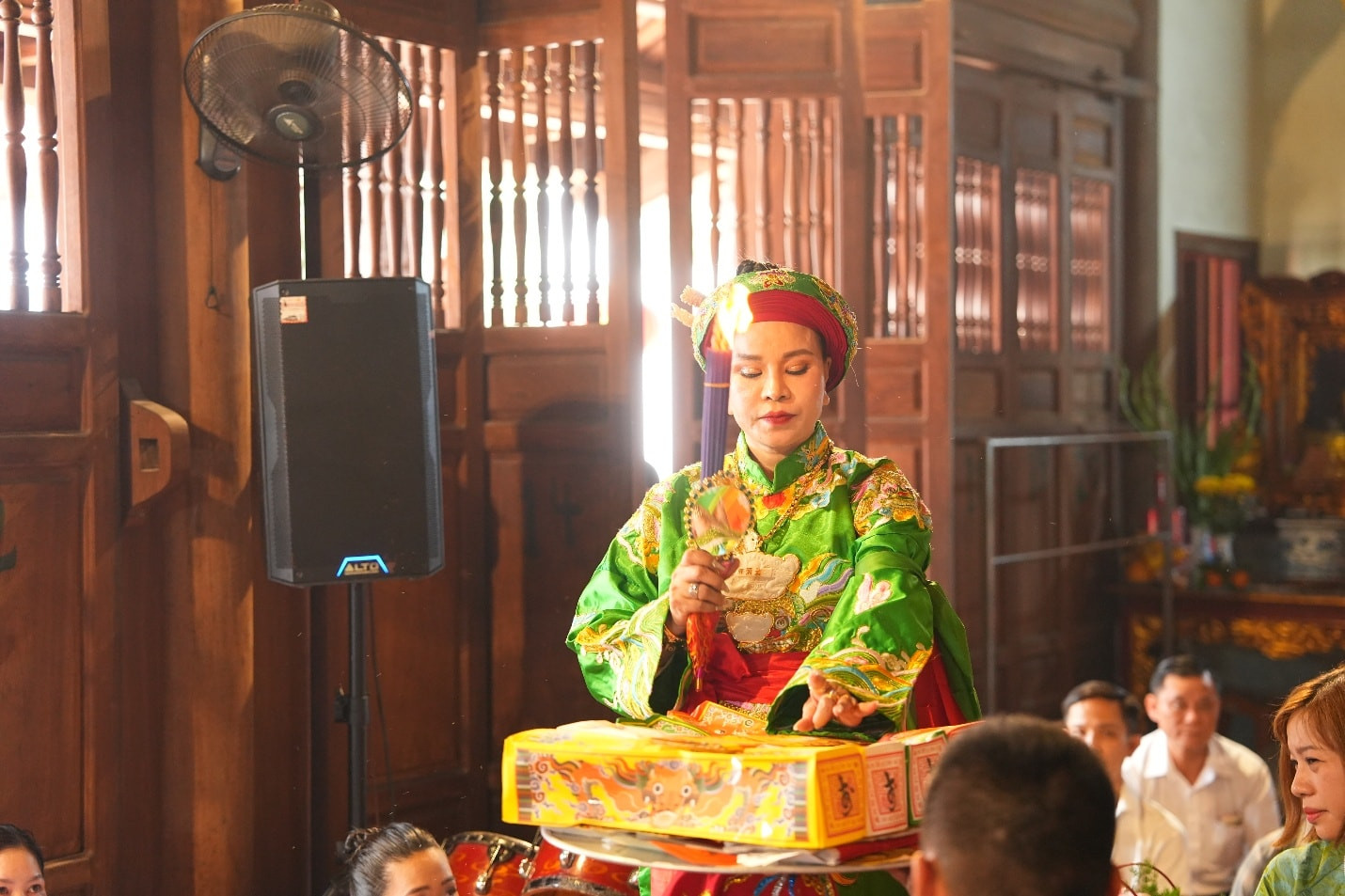 thuc-hanh-van-hoa-tin-nguong-tho-mau.jpeg