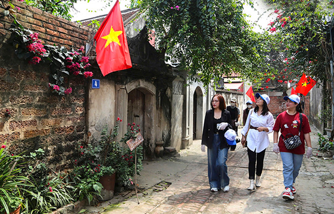 du-khach-tham-quan-lang-co-duong-lam.-anh-hai-anh.jpg