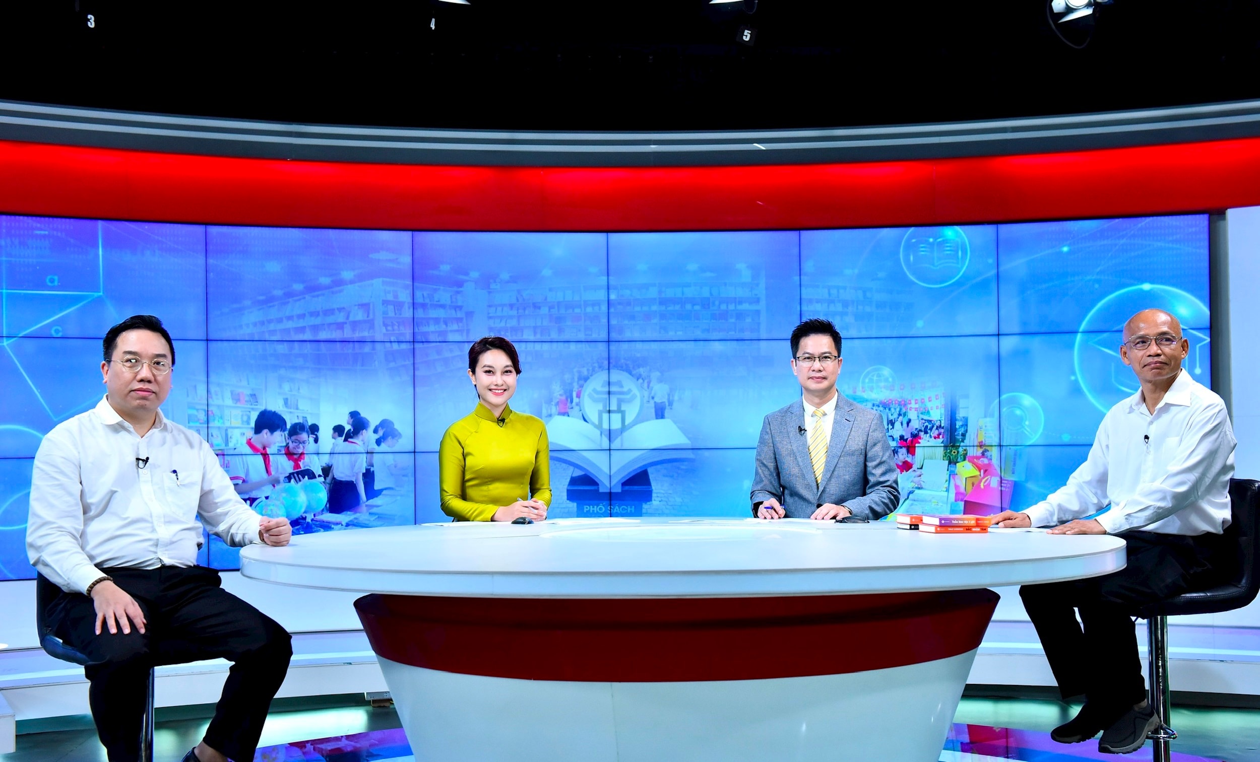 آقای نگوین نگوین، مدیر دپارتمان نشر، چاپ و توزیع، و دکتر نگوین مان هونگ، رئیس هیئت مدیره شرکت سهامی تای ها بوک، در این برنامه به تبادل نظر پرداختند. عکس: ویت تان