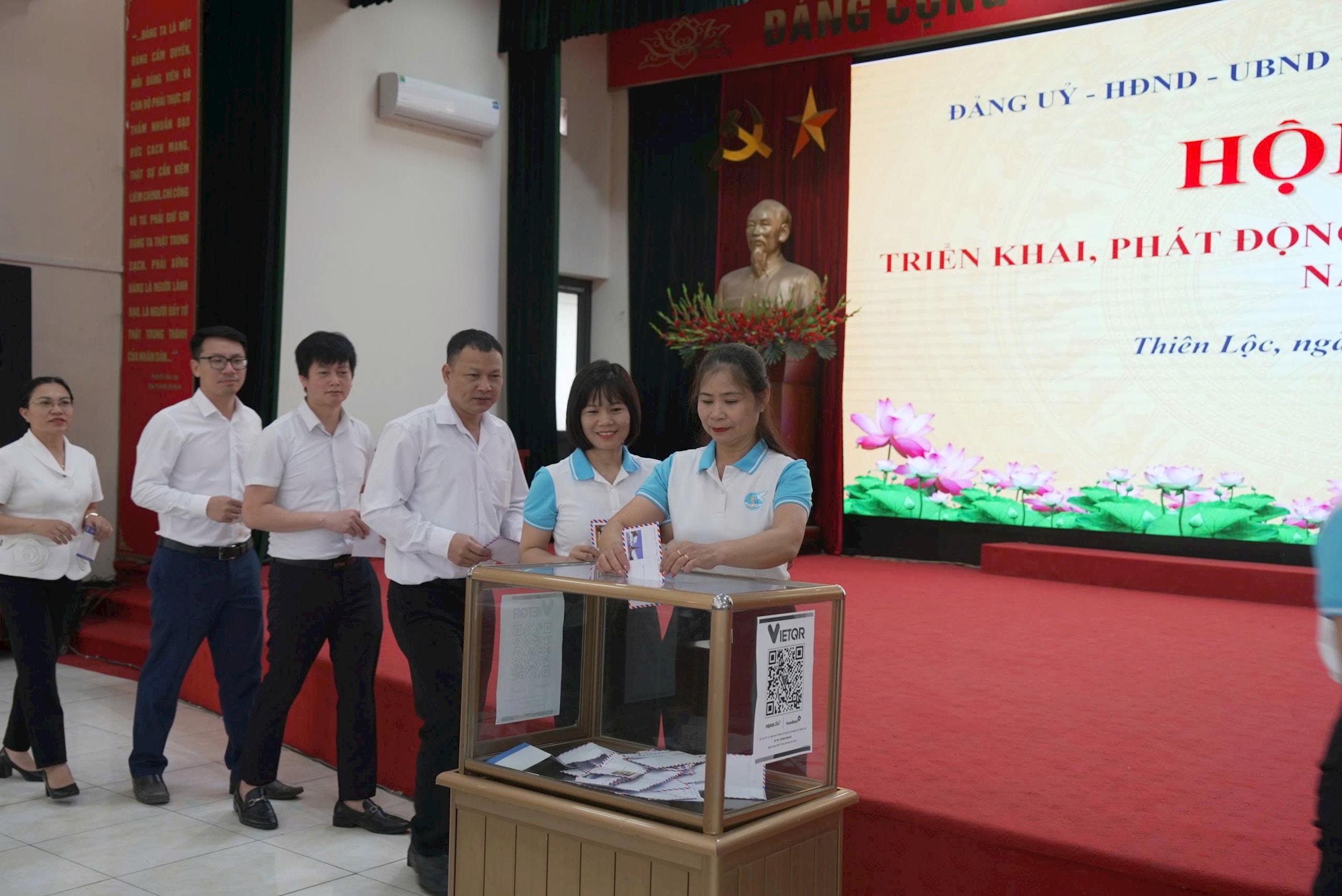 Các đồng chí lãnh đạo xã ủng hộ Quỹ