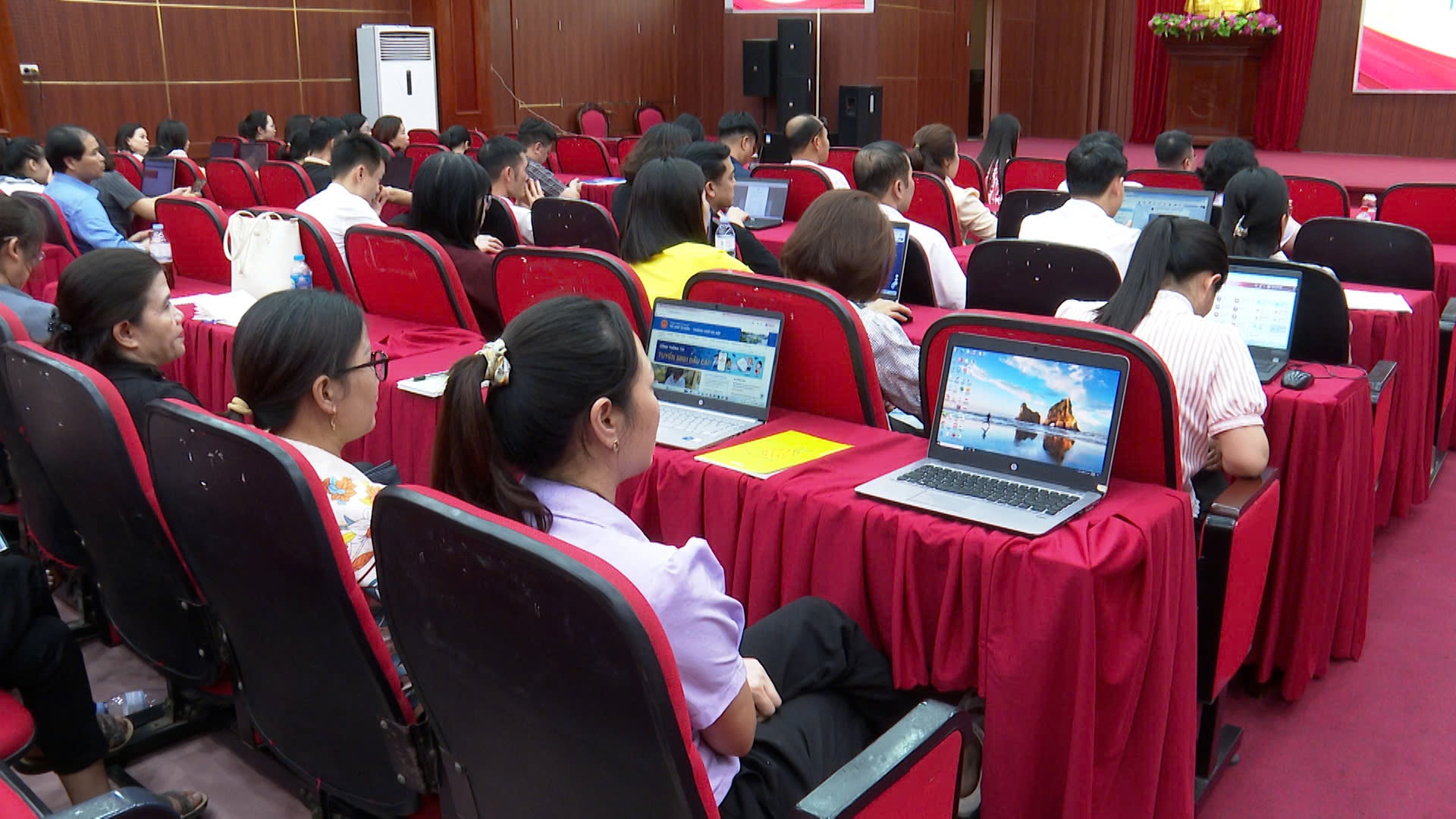 Cán bộ, công chức xã Phú Xuyên thực hành thao tác trên giao diện không gian làm việc số