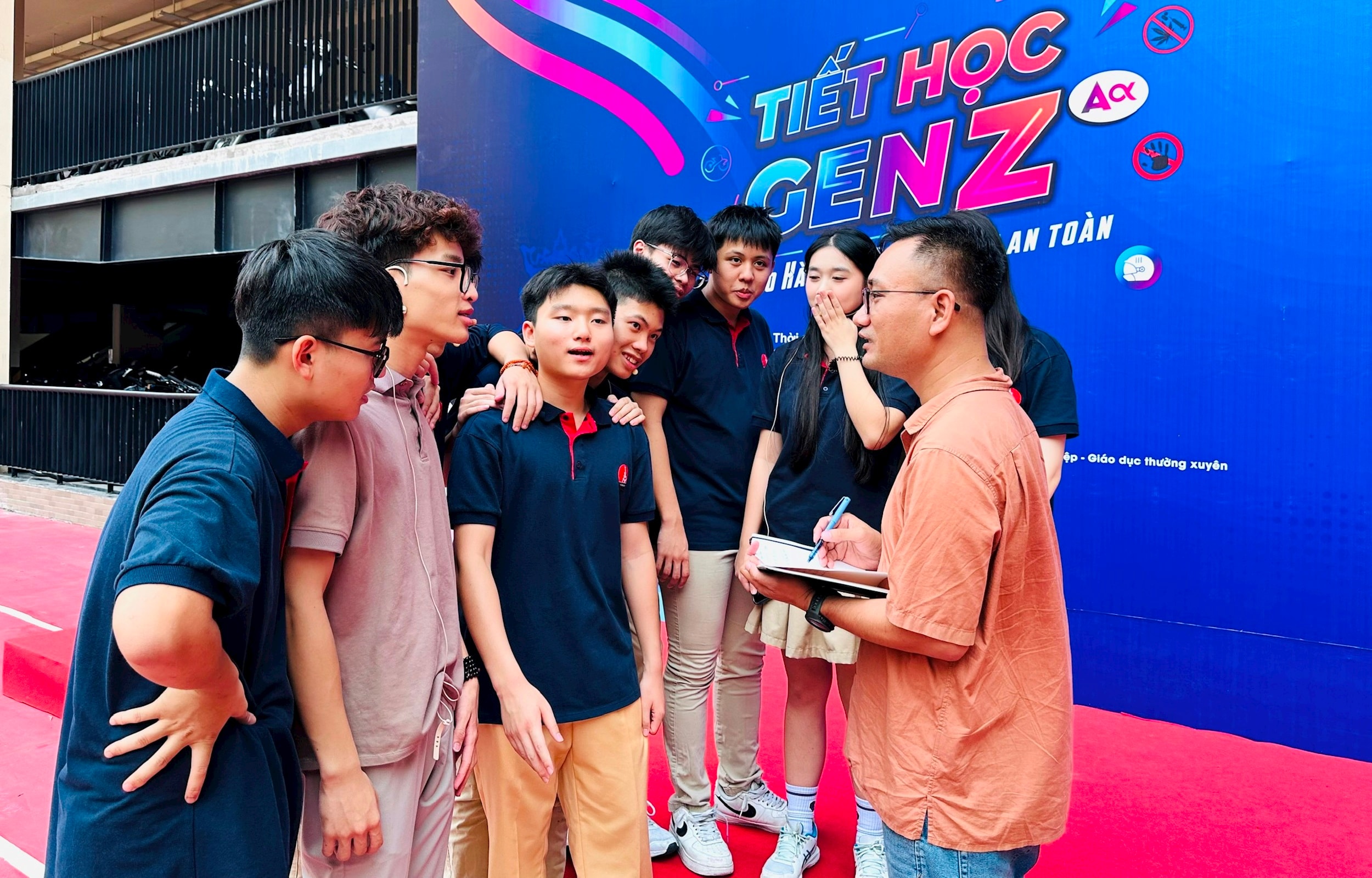 Học sinh Trường THCS - THPT Marie Curie Long Biên hào hứng chia sẻ về trải nghiệm với phóng viên Báo và Phát thanh, Truyền hình Hà Nội. Ảnh: Đỗ