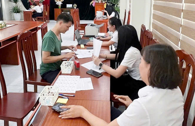 can-bo-xa-hoai-duc-cap-nhat-toa-do-cua-cac-truong-hoc-doi-chieu-noi-o-hien-tai-cua-hoc-sinh-dua-tren-du-lieu-tu-he-thong-dinh-danh-dien-tu-vneid.-anh-ha-an.jpg