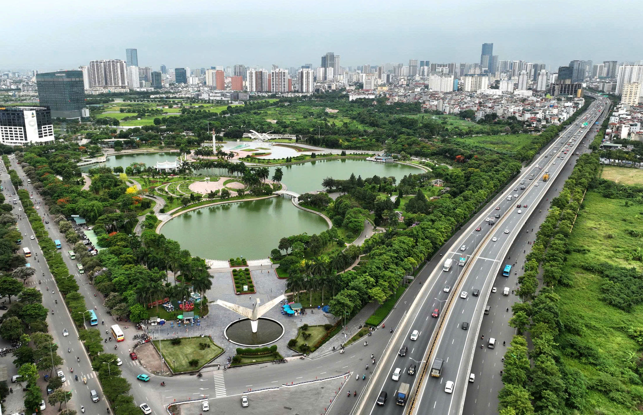 thanh-pho-ha-noi-dang-dinh-hinh-mo-hinh-do-thi-chong-chiu-trong-do-yeu-to-nuoc-va-ha-tang-sinh-thai-giu-vai-tro-trung-tam.-anh-pham-hung.jpg