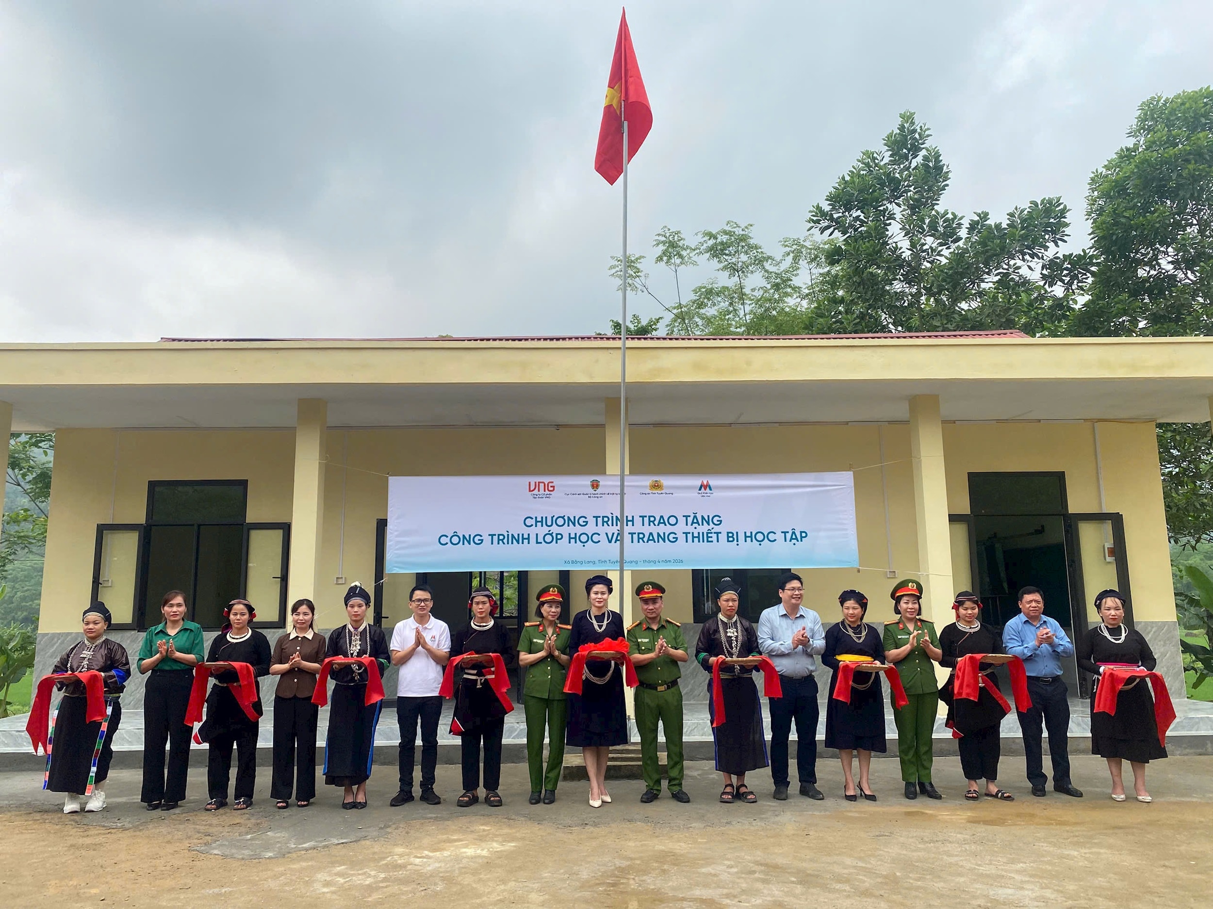 le-ban-giao-cong-trinh-diem-truong-tai-xa-thon-khun-bang-lang.jpg