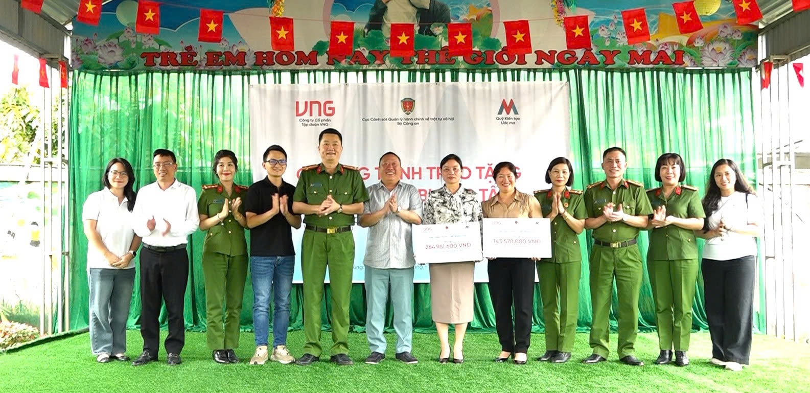 le-ban-giao-thiet-bi-tai-diem-truong-xa-tung-vai.jpg
