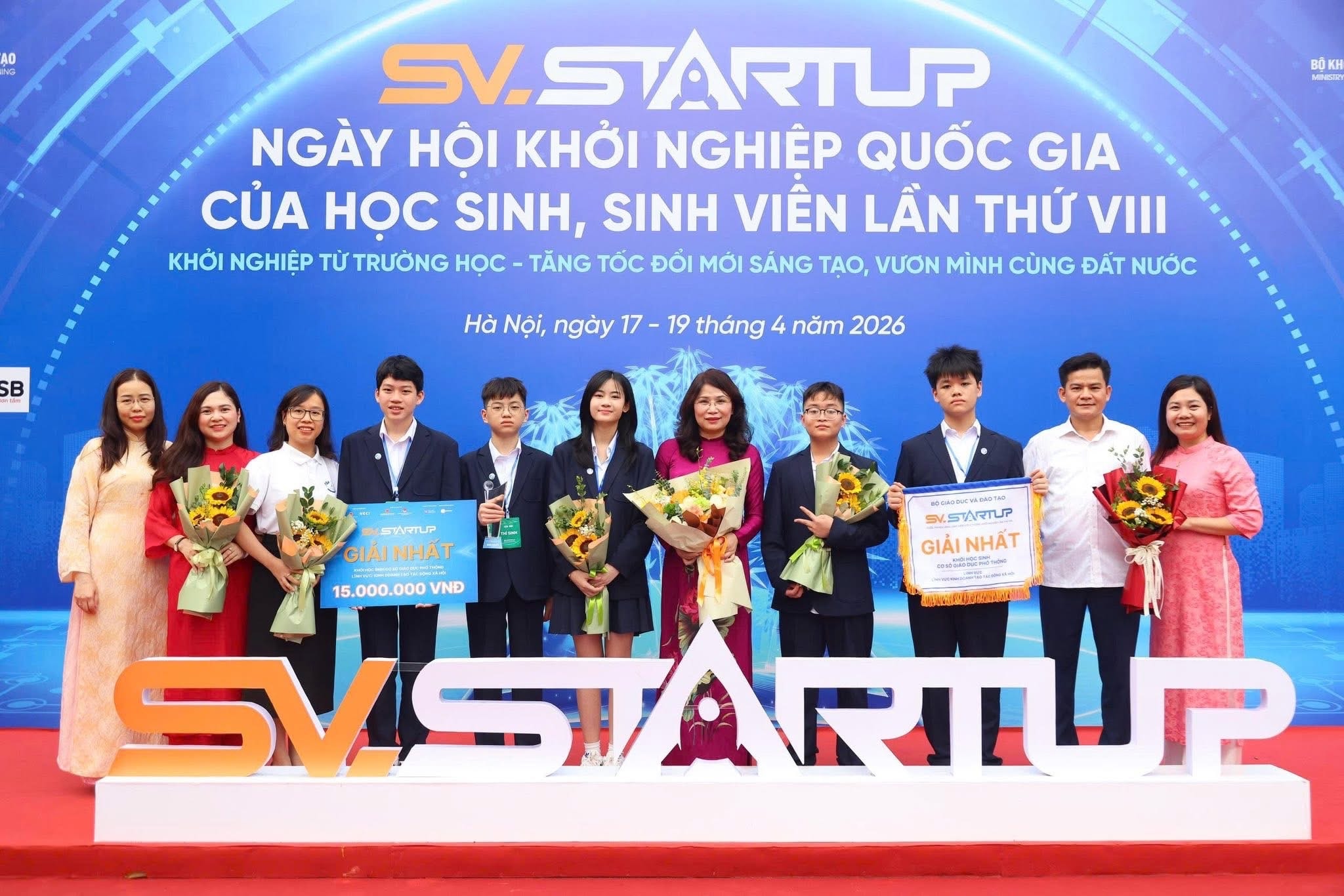 Nhóm tác giả đạt giải Nhất của Trường THCS Trần Duy Hưng chụp hình lưu niệm cùng Ban Giám hiệu nhà trường và thầy cô hướng dẫn. Ảnh: Nam Du