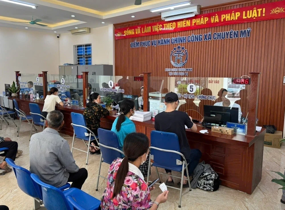 Người dân đến Điểm phục vụ hành chính công xã Chuyên Mỹ làm thủ tục. Ảnh: PV