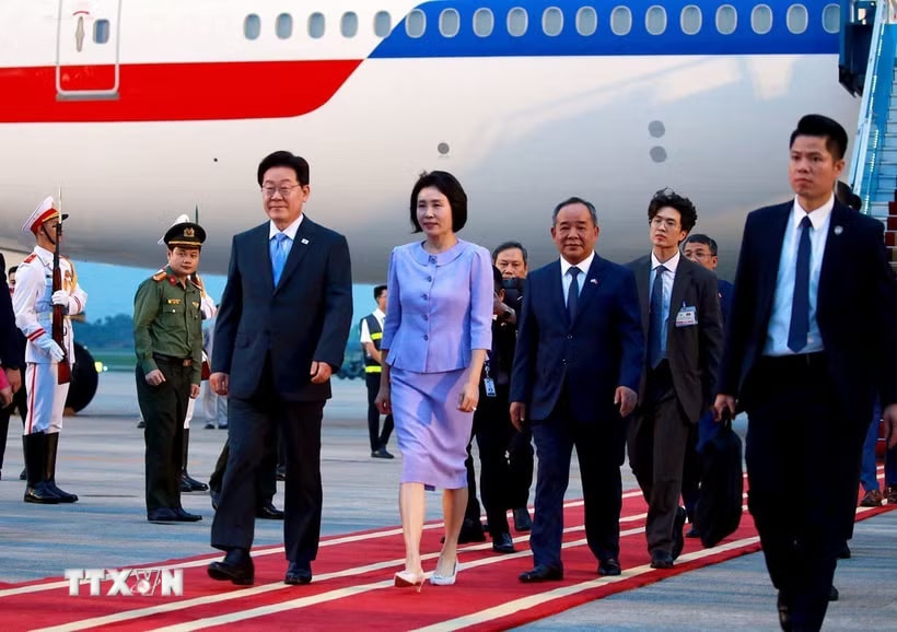 Tổng thống Hàn Quốc Lee Jae Myung và Phu nhân đến Hà Nội, bắt đầu chuyến thăm cấp Nhà nước tới Việt Nam. (Ảnh: Tuấn Anh/TTXVN)