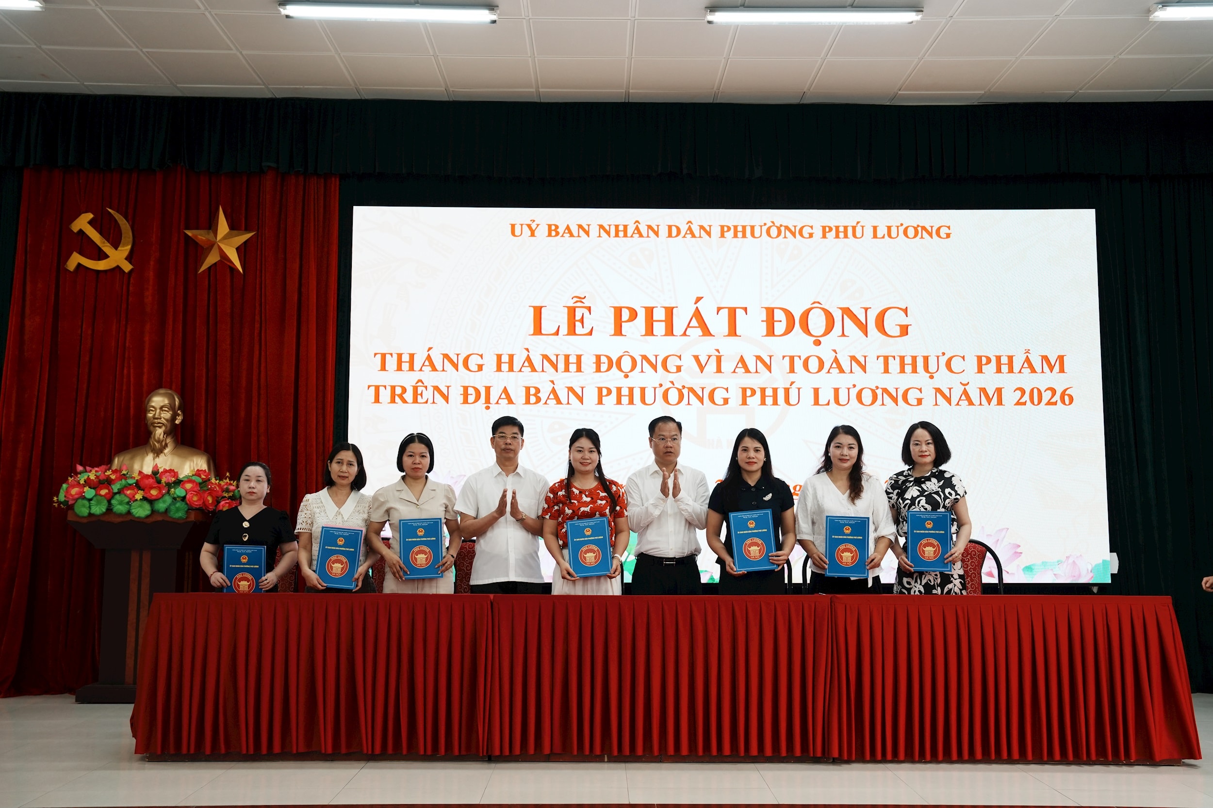 Lãnh đạo pường Phú Lương và các cơ quan, đơn vị, trường học và cơ sở sản xuất, kinh doanh thực phẩm đã ký cam kết chấp hành nghiêm quy định về ATTP.. Ảnh: Hữu Tiệp