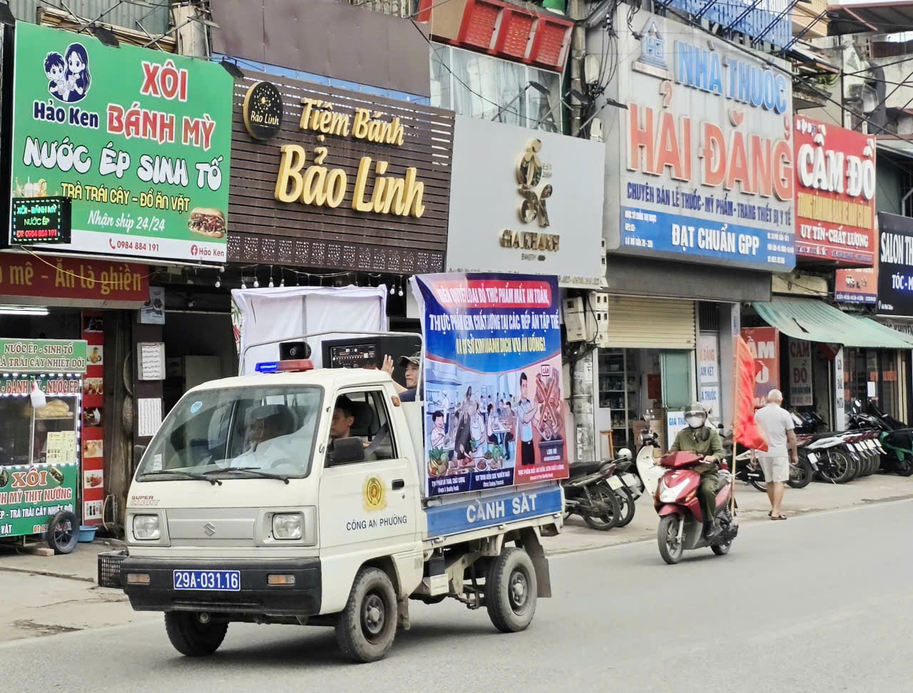 Tổ tuyên truyền lưu động Tháng hành động vì ATTP năm 2026 đến từng tuyến phố, từng khu dân cư. Ảnh: Hữu Tiệp