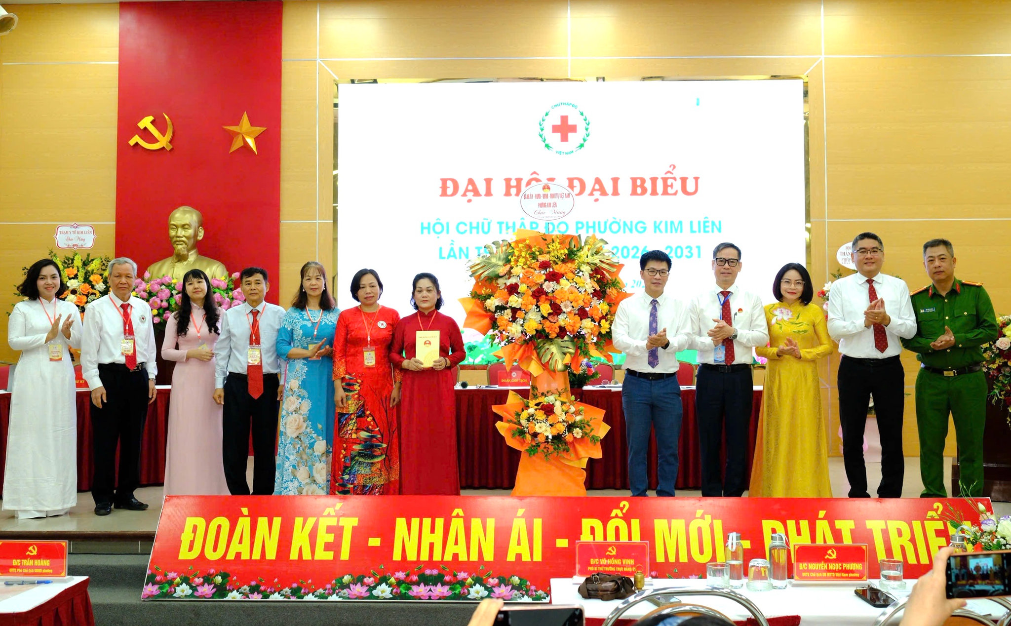 Lãnh đạo phường Kim Liên tặng lẵng hoa chúc mừng Đại hội. Ảnh: PV