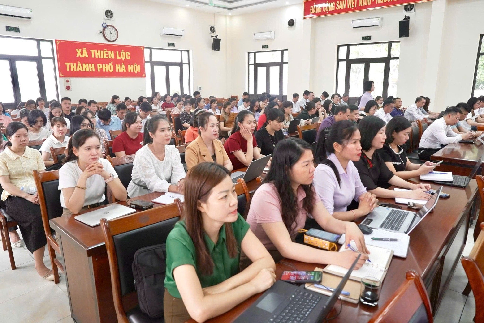 Cán bộ, công chức, viên chức và người lao động thuộc các cơ quan xã Thiên Lộc tham gia tập huấn. Ảnh: TL