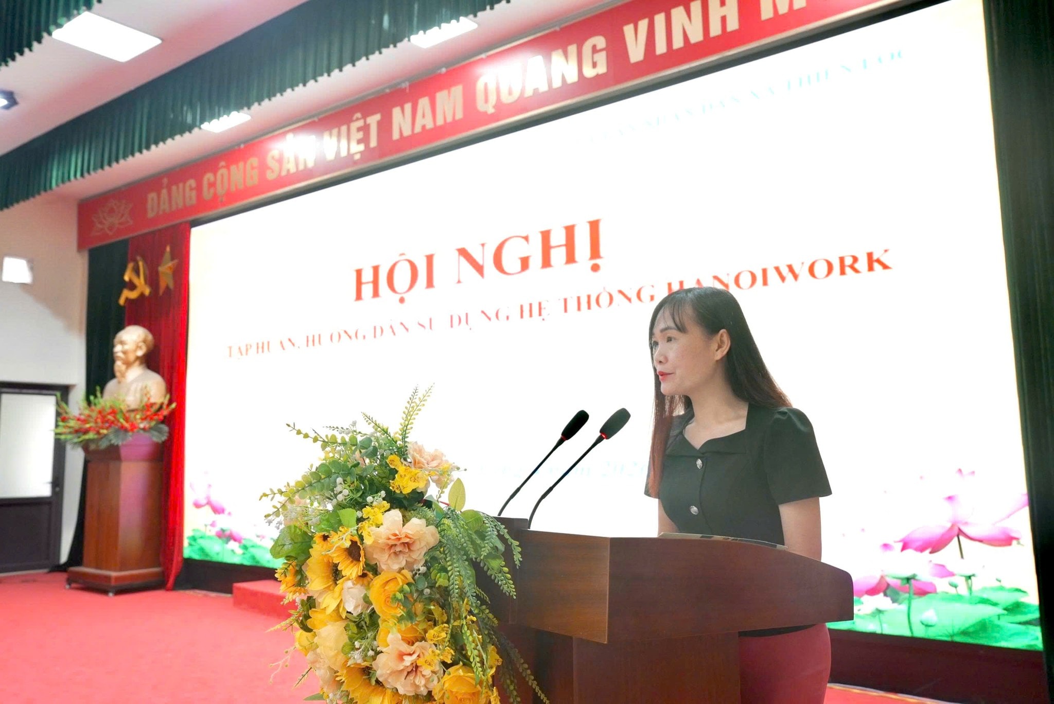 Trưởng Phòng Văn hóa - Xã hội xã Thiên Lộc Nguyễn Thị Nhàn phát biểu khai mạc hội nghị tập huấn hướng dẫn sử dụng Hệ thống HanoiWork. Ảnh: TL