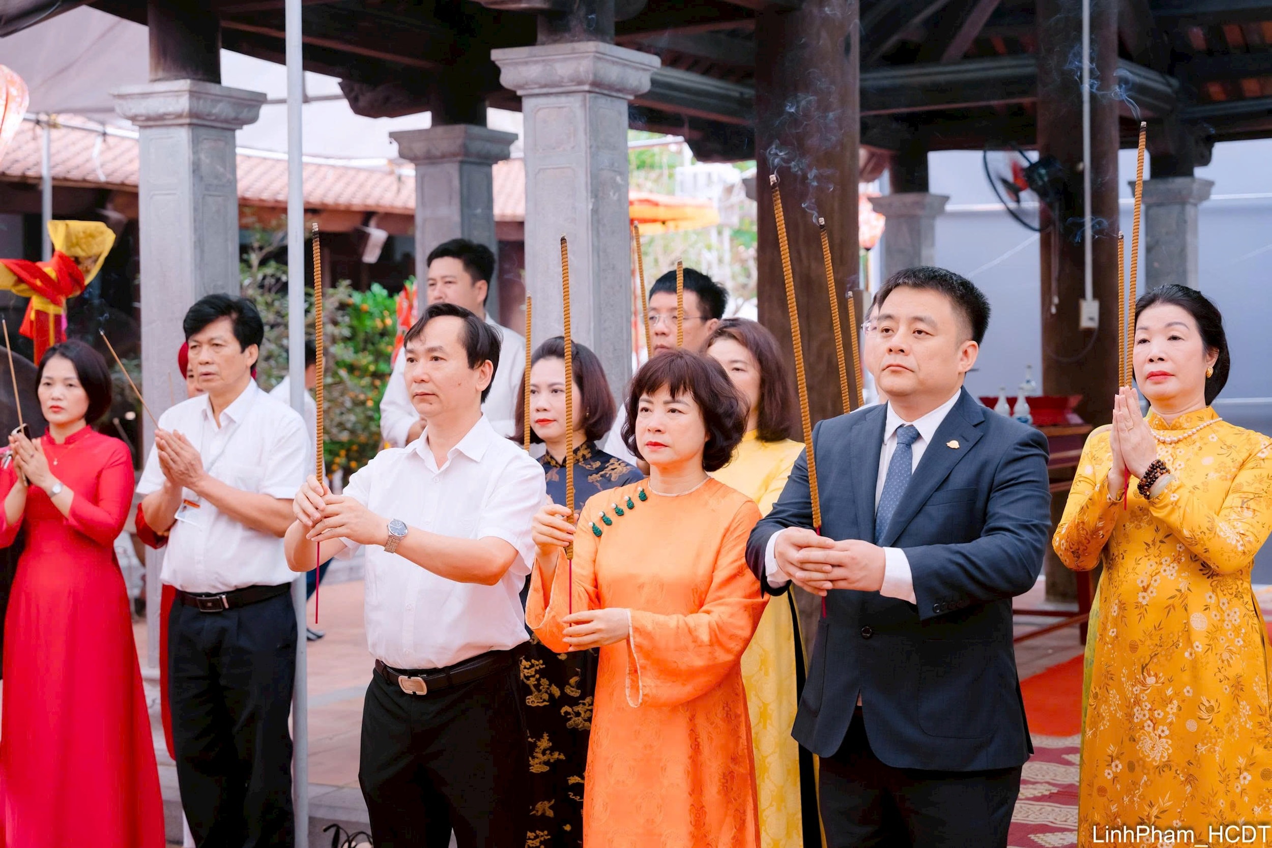 22-lanh-dao-dang-huong.jpg