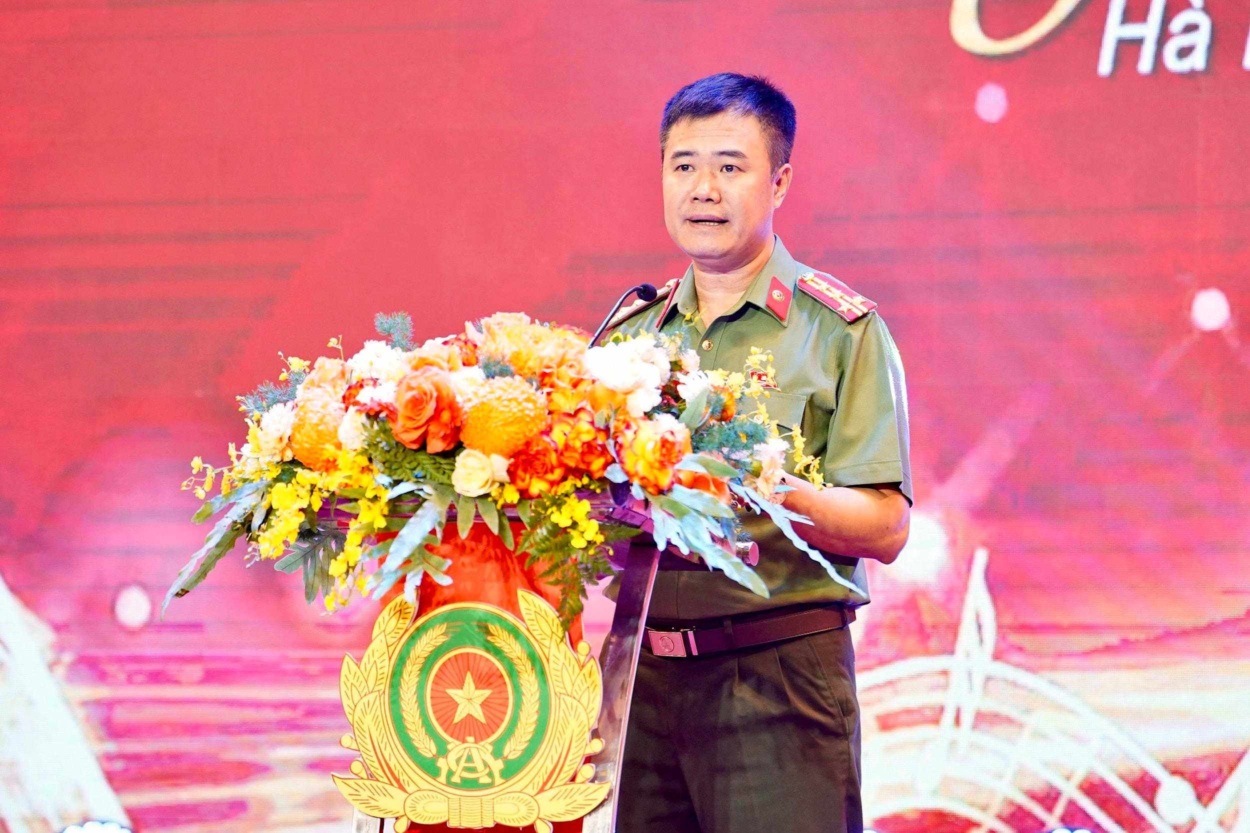 Đại tá Nguyễn Ngọc Quyền, Phó Giám đốc Công an thành phố Hà Nội, Trưởng ban Tổ chức liên hoan phát biểu khai mạc. Ảnh: PV