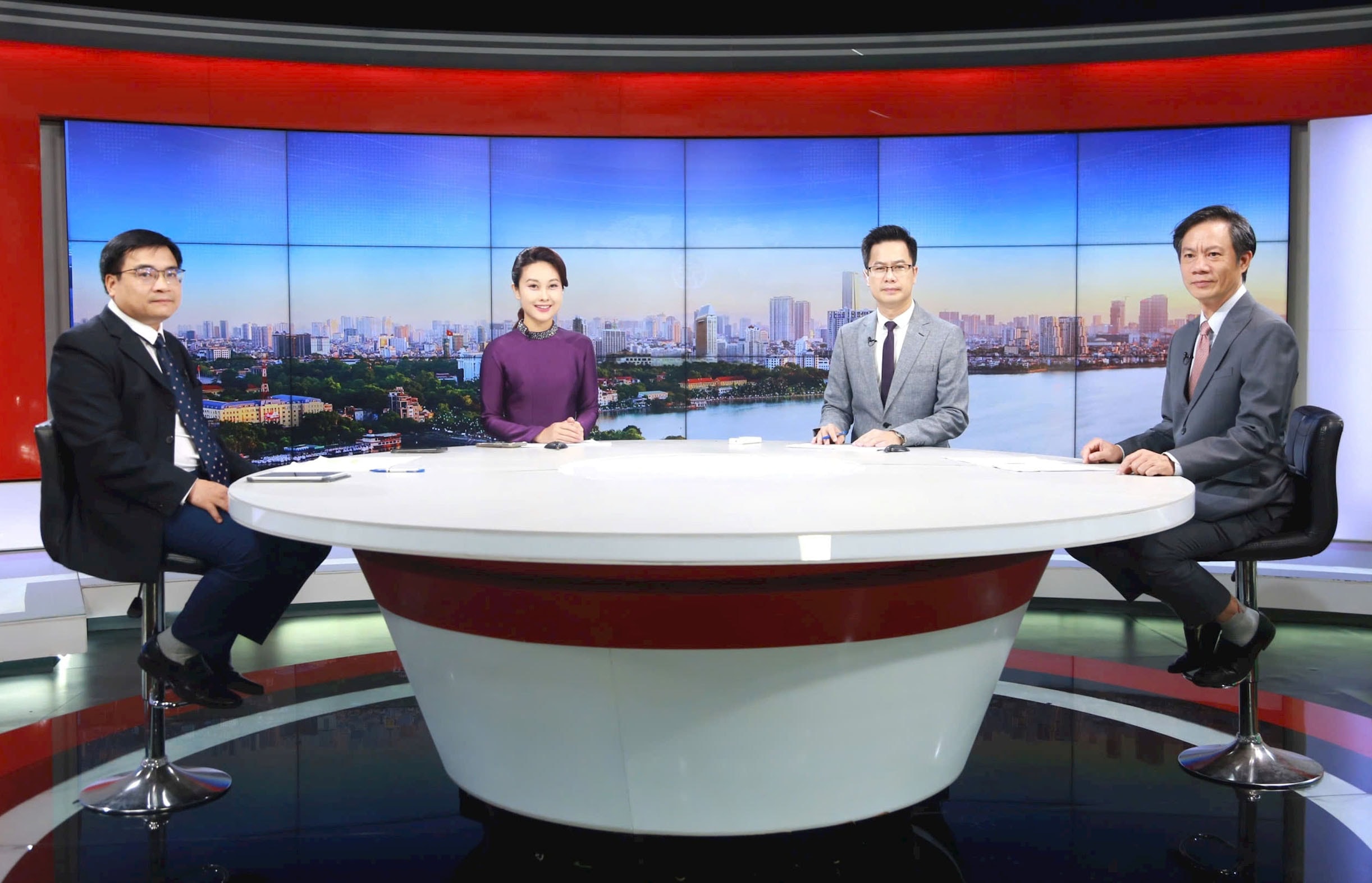 cac-khach-moi-du-chuong-trinh-thoi-su-truc-tiep-sua-doi-luat-thu-do-vi-mot-thanh-pho-hanh-phuc-do-co-quan-bao-va-phat-thanh-truyen-hinh-ha-noi-to-chuc.-anh-pham-hung.jpg