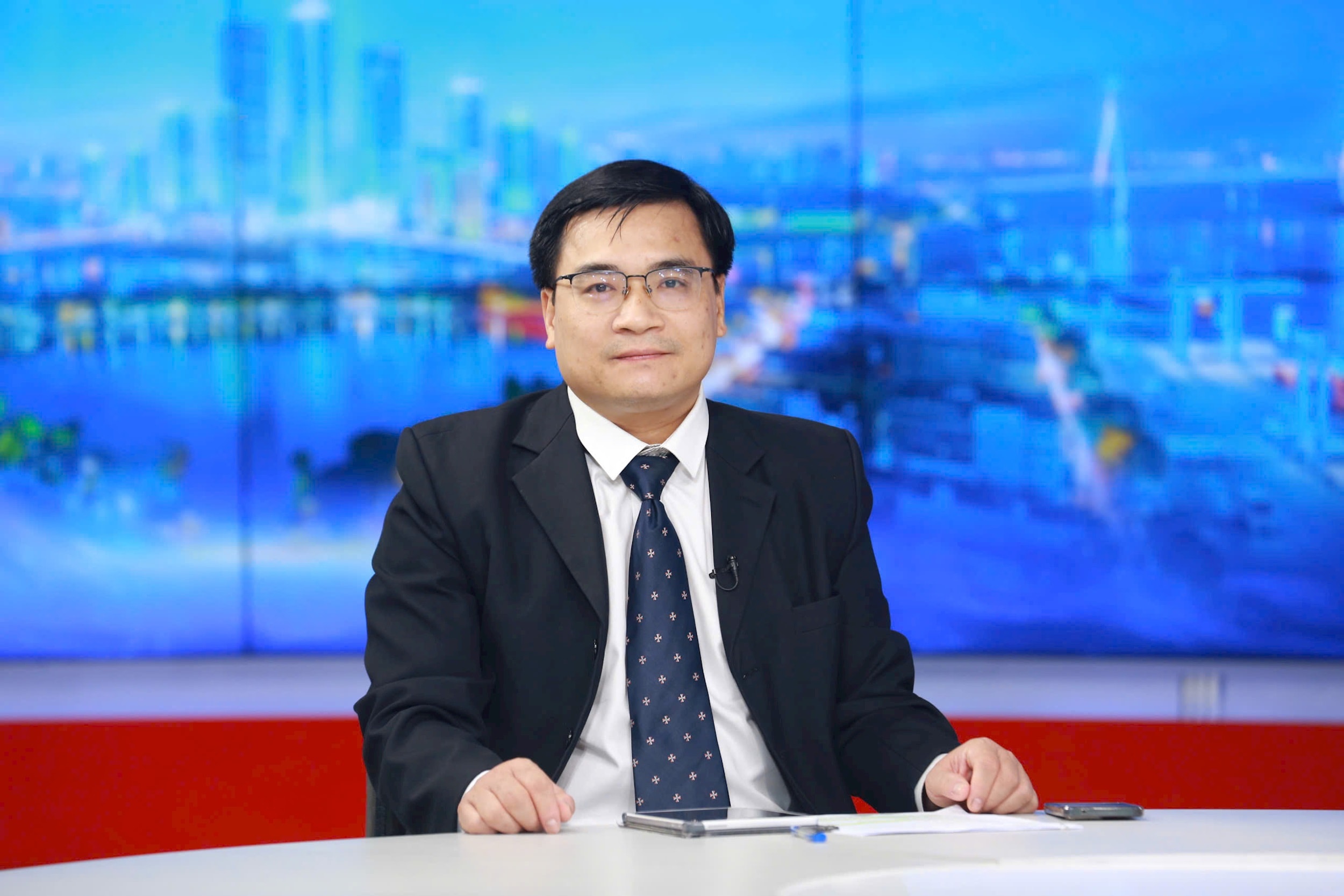 Ông Lê Tuấn Phong, Phó Vụ trưởng Vụ Công tác xây dựng văn bản quy phạm pháp luật, Bộ Tư pháp trả lời. Ảnh: Phạm Hùng