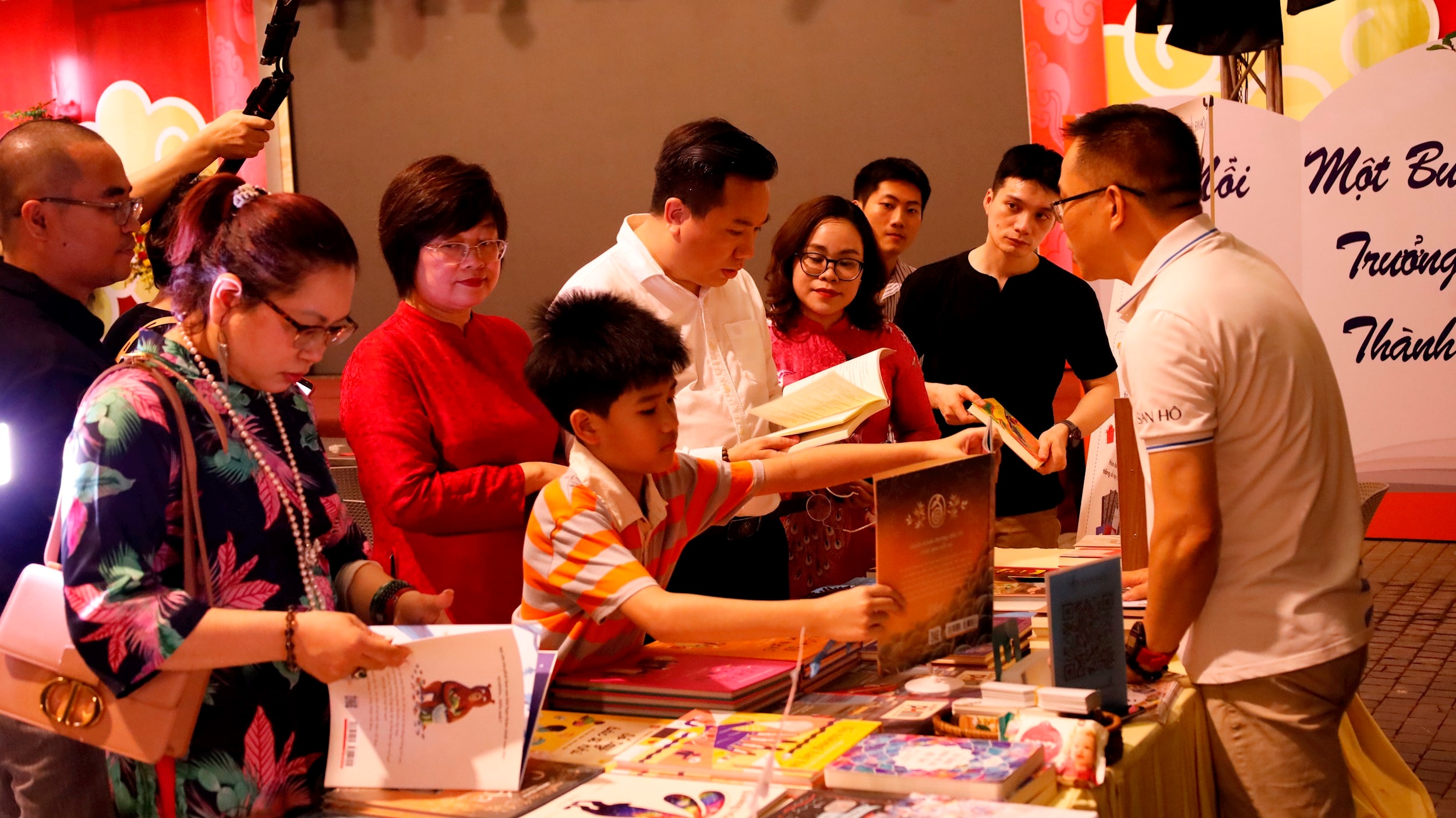 Phó Chủ tịch UBND phường Cửa Nam Trịnh Ngọc Trâm cùng các diễn giả tham quan các gian hàng tại Phố Sách Hà Nội. Ảnh: Hồng Giang
