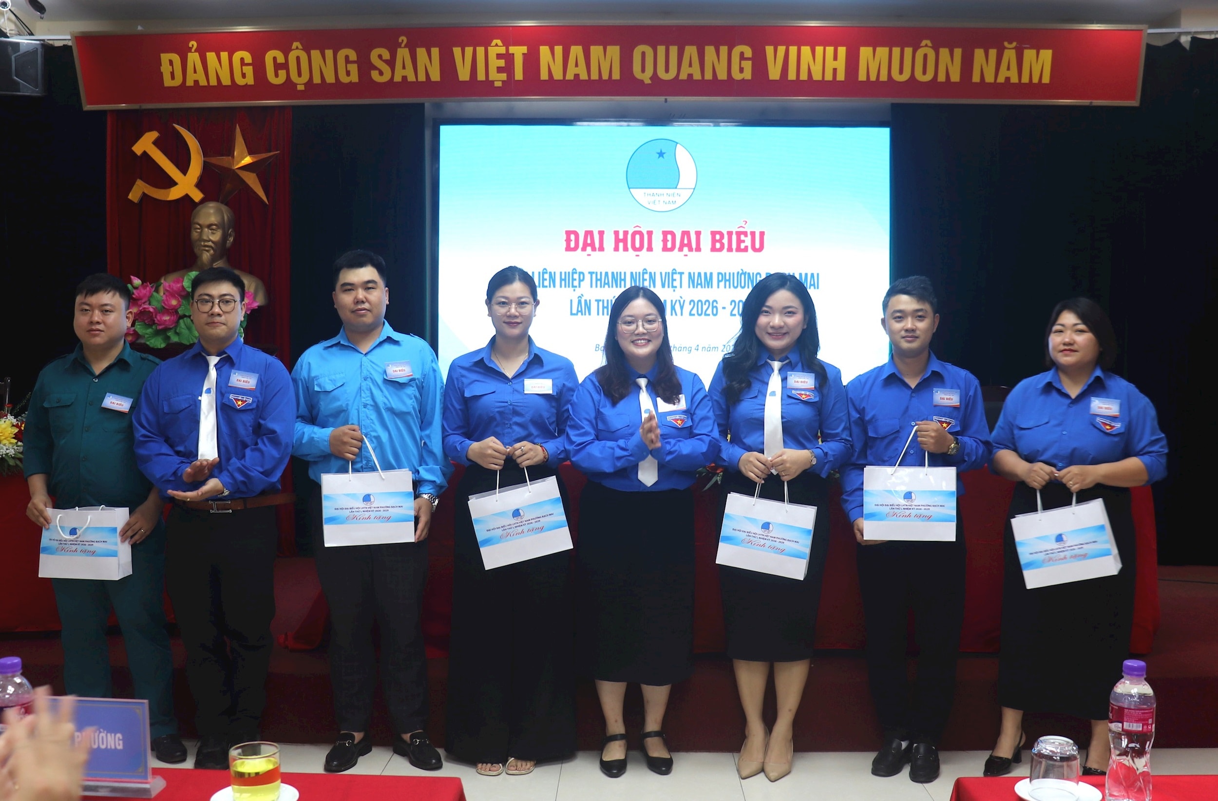 Chủ tịch Hội LHTN phường Bạch Mai khóa I Cao Hiền Lương và Phó Chủ tịch Hội LHTN Việt Nam phường Bạch Mai Lê Bình Minh trao tặng quà tri ân các anh, chị thôi không tham gia Ủy ban Hội LHTN Việt Nam phường khóa I