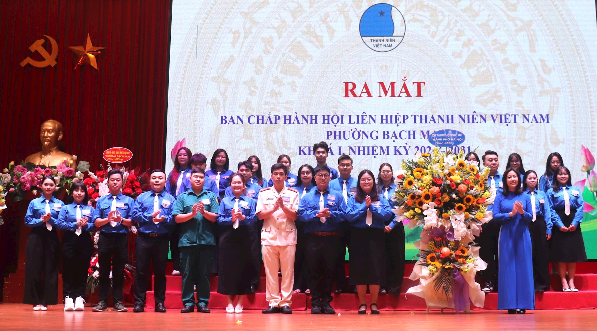 Phó Chủ tịch Hội LHTN Việt Nam thành phố Hà Nội Nguyễn Phương Thảo tặng hoa chúc mừng Ban chấp hành Hội LHTN phường Bạch Mai khóa I. Ảnh: PV