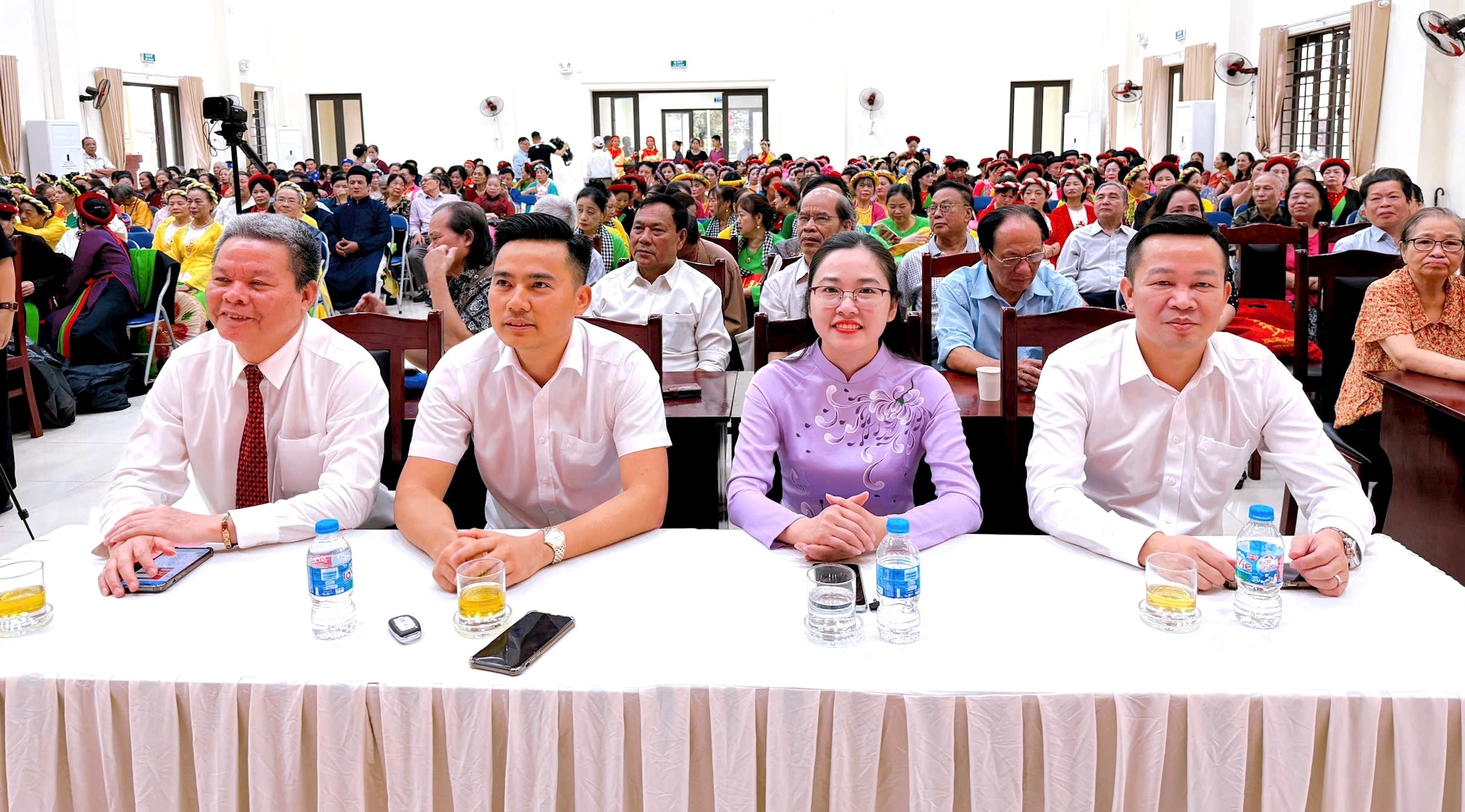 anh-cac-dai-bieu.jpg