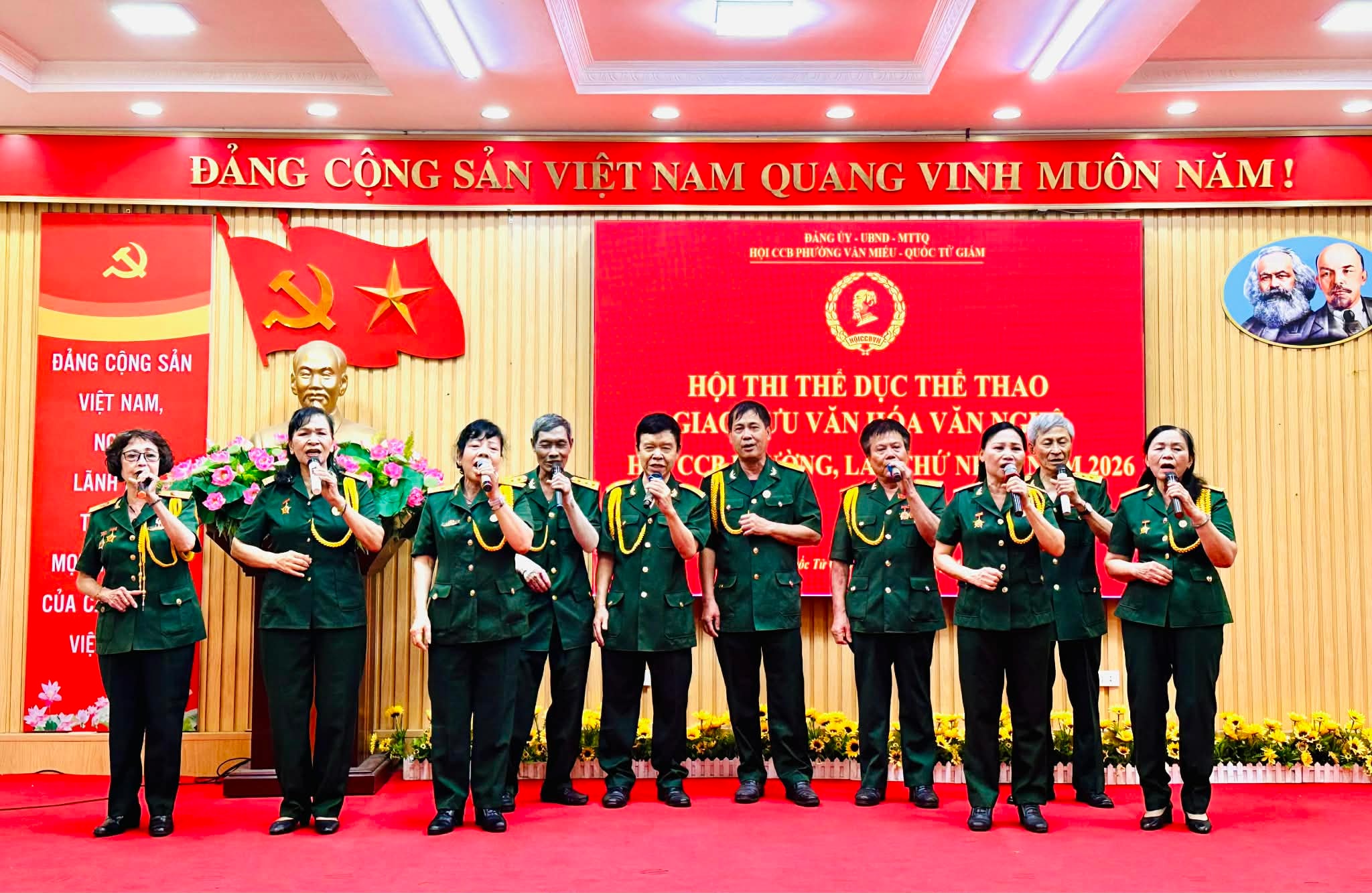 Tiết mục biểu diễn nghệ thuật của các cựu chiến binh phường Văn Miếu - Quốc Tử Giám. Ảnh: Quyên An