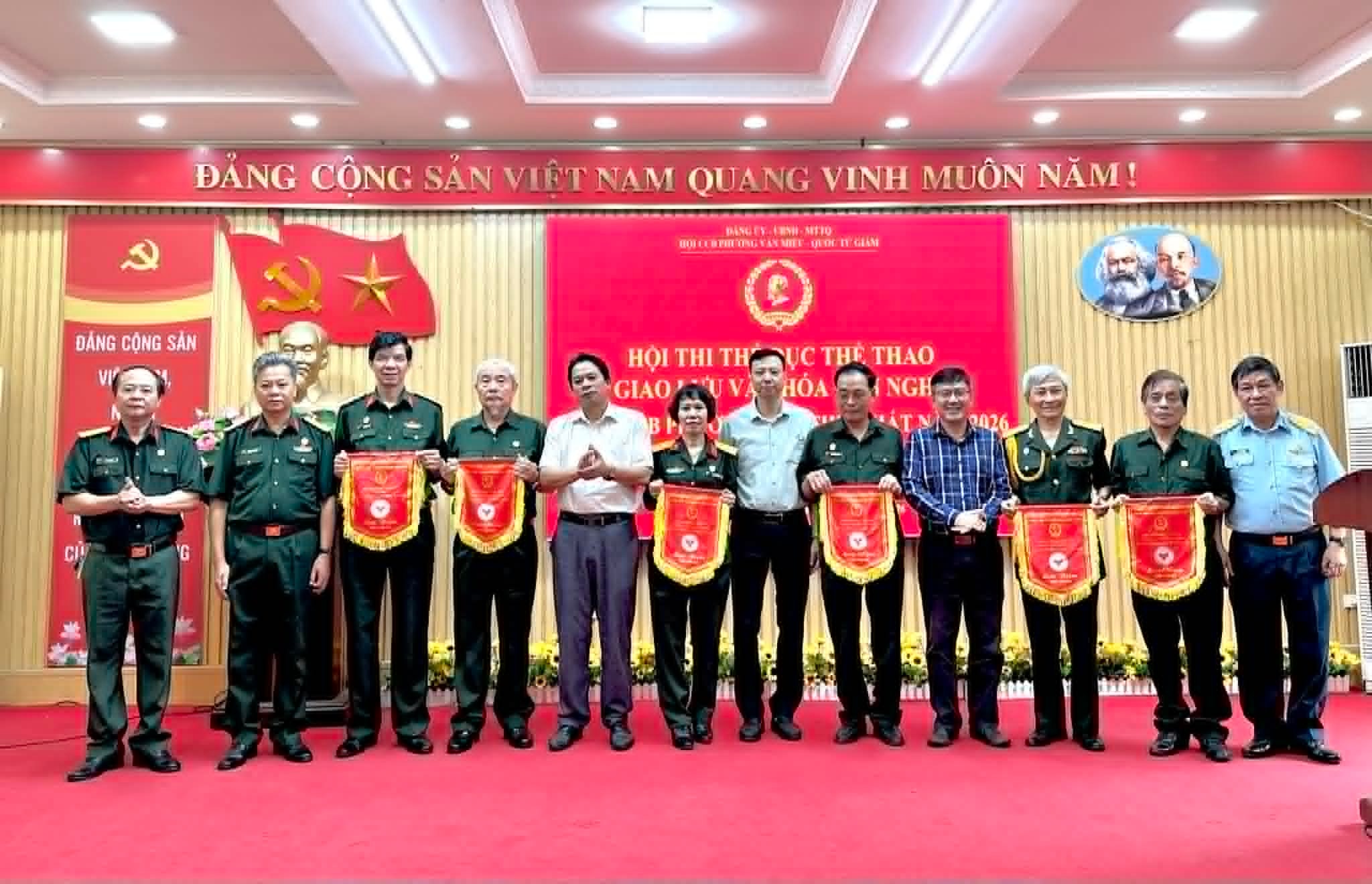 Tặng cờ lưu niệm cho những cựu chiến binh trên địa ban