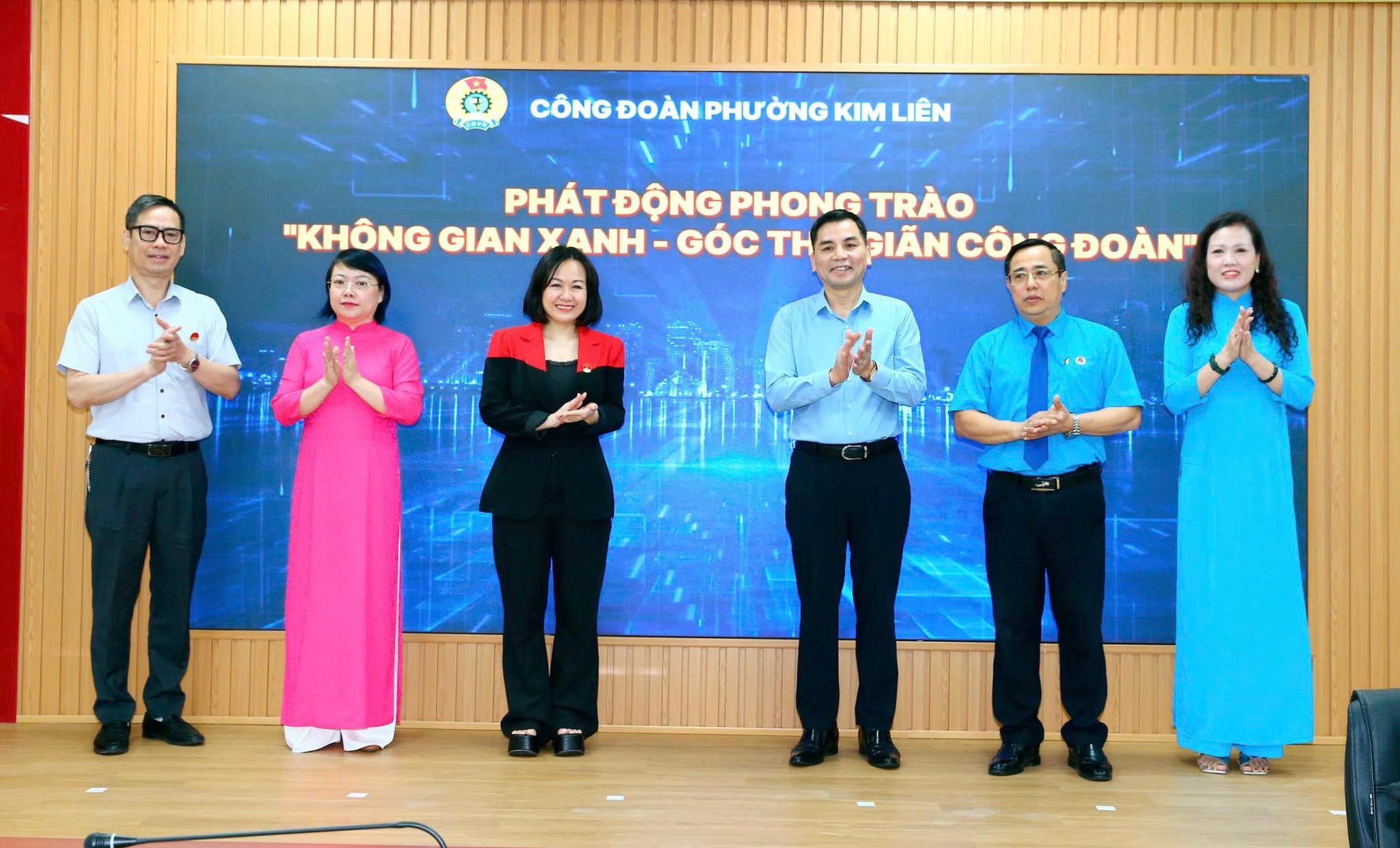 Lãnh đạo Liên đoàn Lao động thành phố và phường Kim Liên bấm nút phát động Phong trào “Không gian xanh - Góc thư giãn Công đoàn”. Ảnh: PV