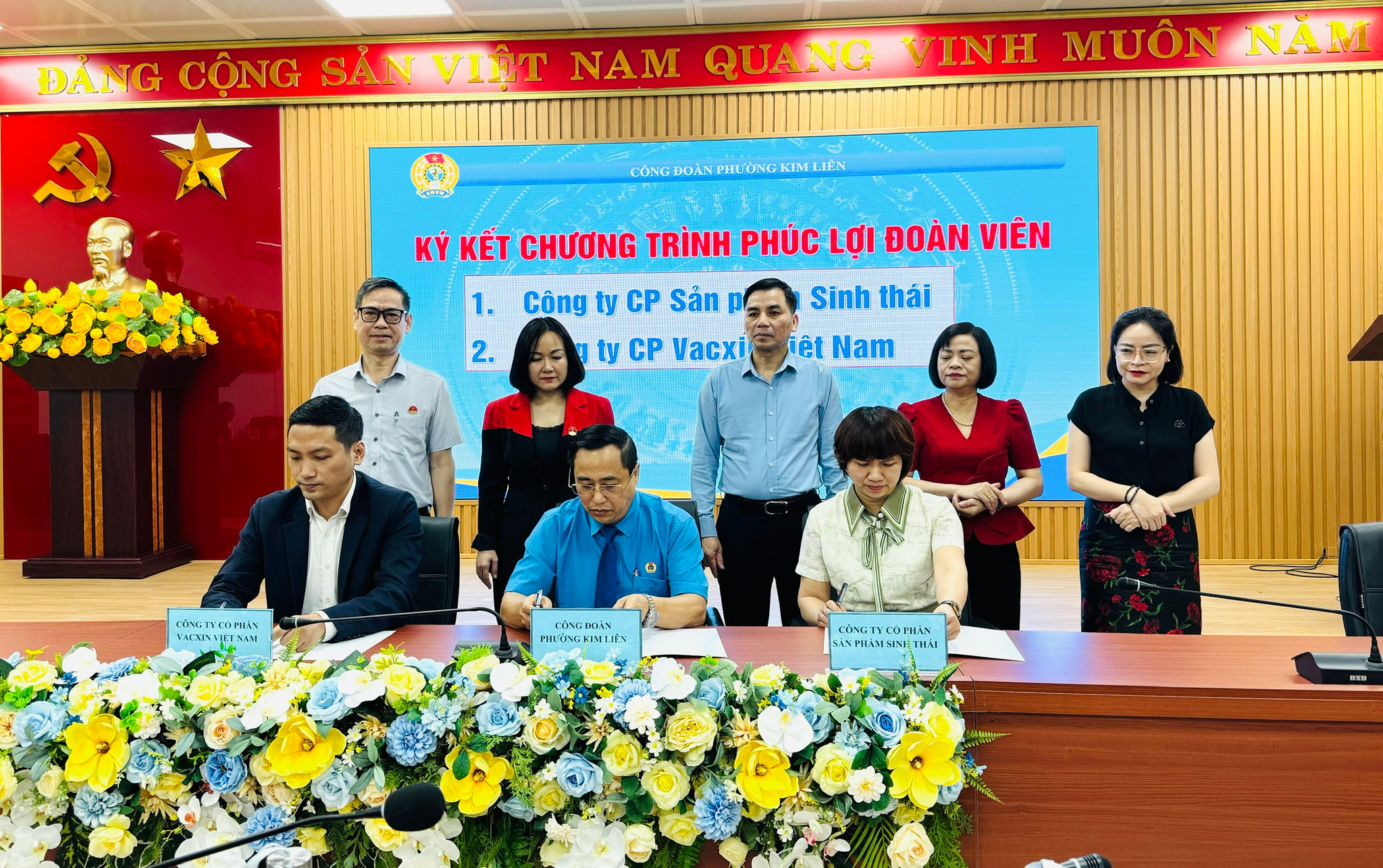 Lãnh đạo Liên đoàn Lao động thành phố và phường Kim Liên chứng kiến ký kết chương trình phúc lợi đoàn viên của 2 đơn vị với Công đoàn phường Kim Liên. Ảnh: PV
