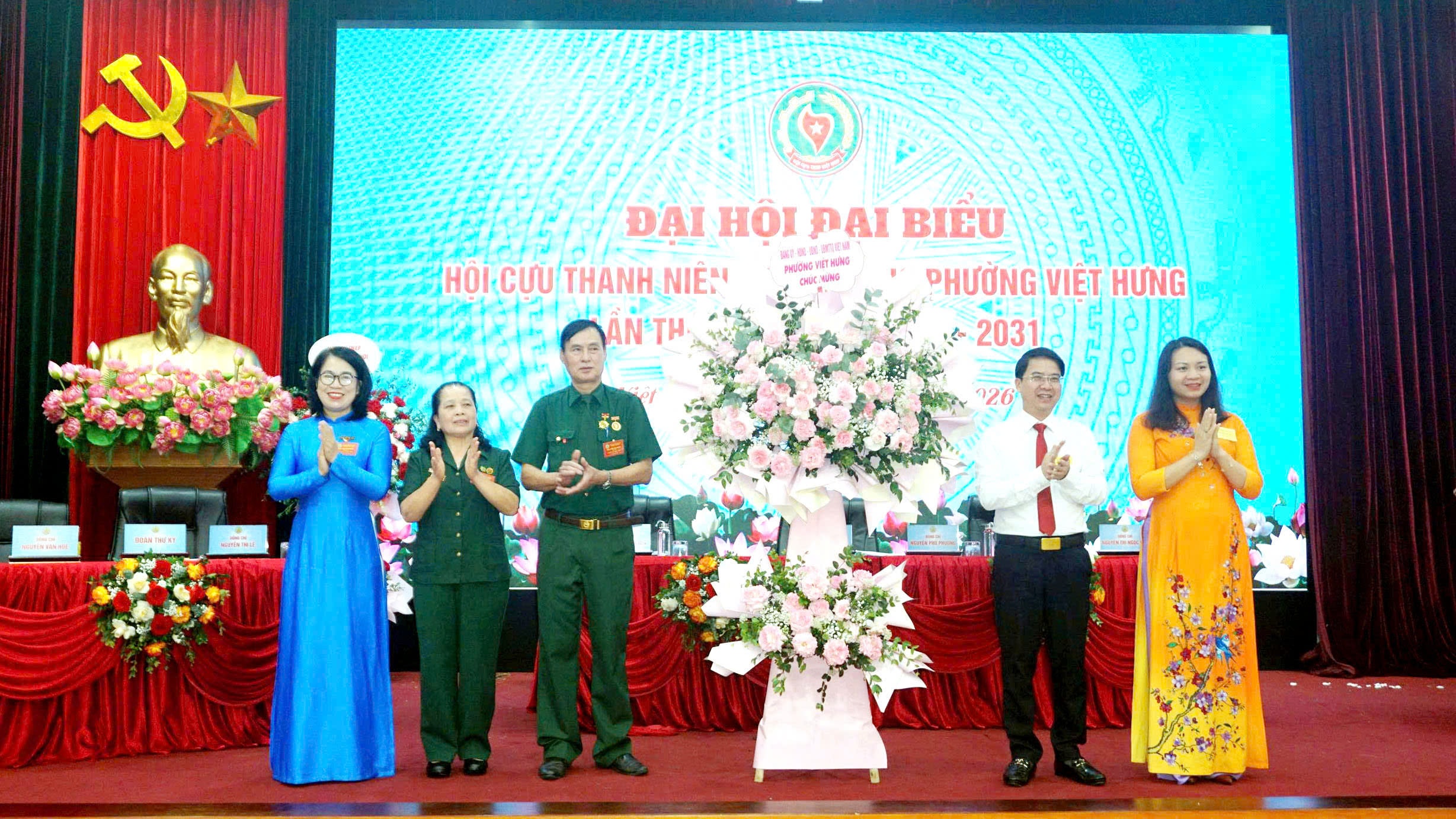 Lãnh đạo phường Việt Hưng tặng hoa chúc mừng Đại hội. Ảnh: B.Duy